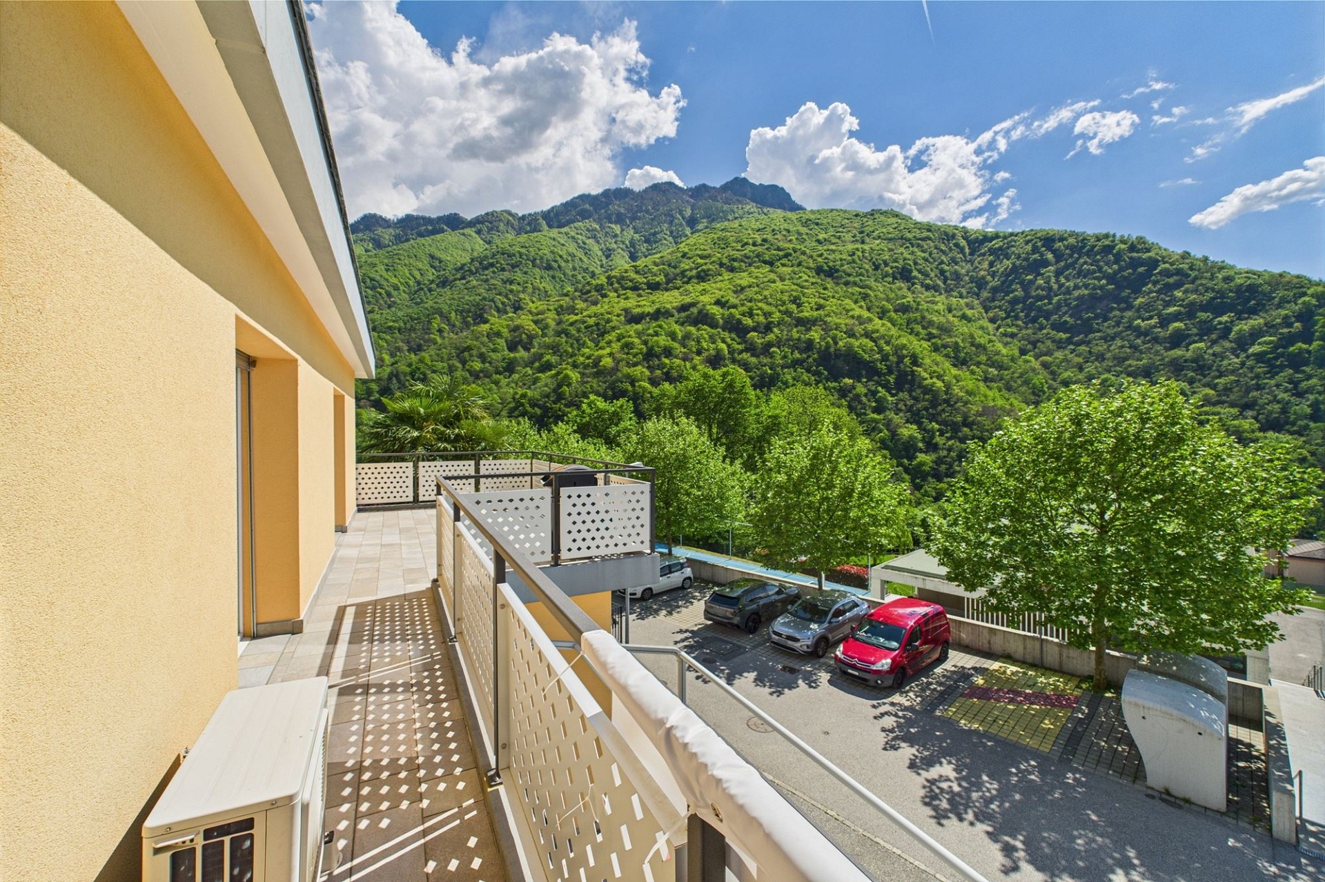 Balkon mit Bergblick