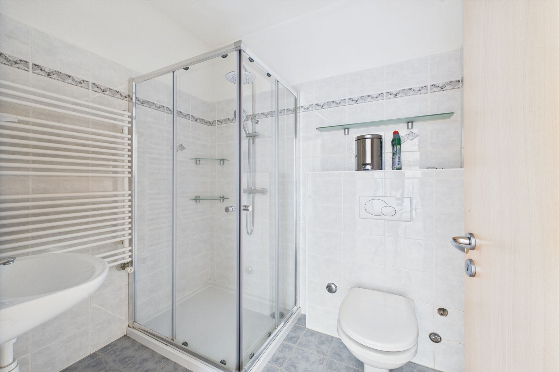 Kleines modernes Badezimmer mit Dusche und WC
