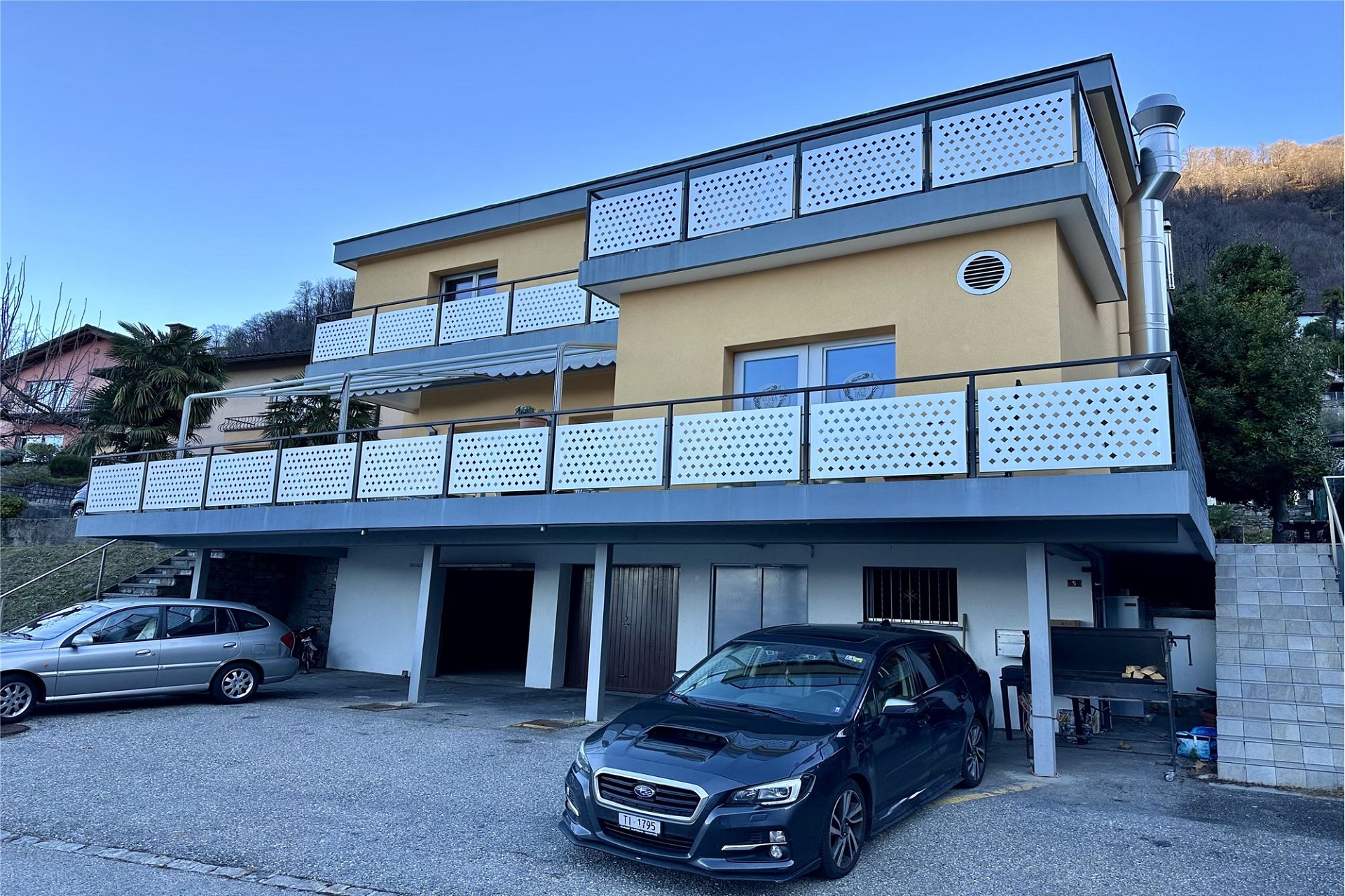 Modernes Mehrfamilienhaus mit Balkonen und Stellplätzen