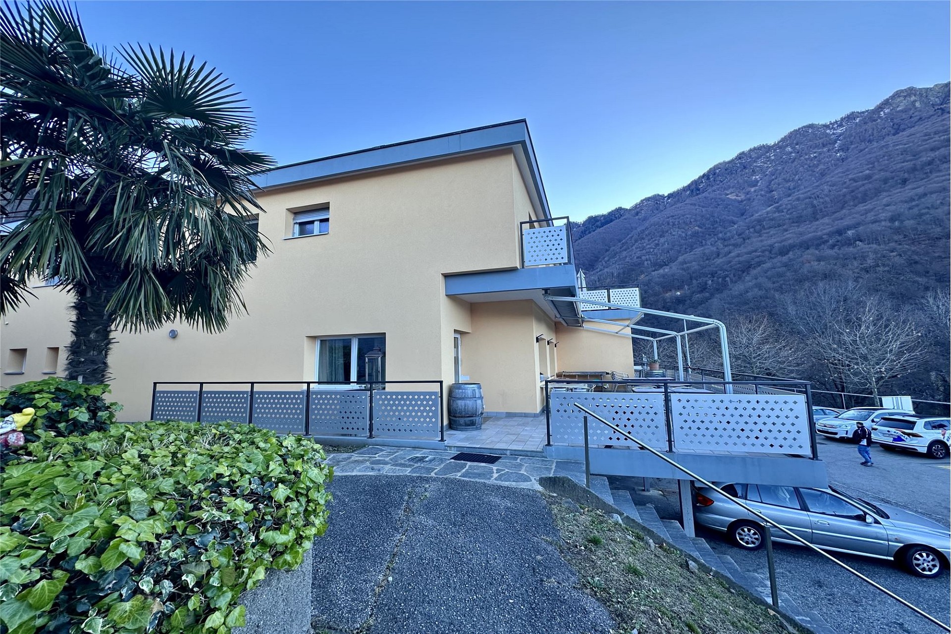Modernes Außenansicht eines Wohngebäudes mit Terrasse und Bergkulisse