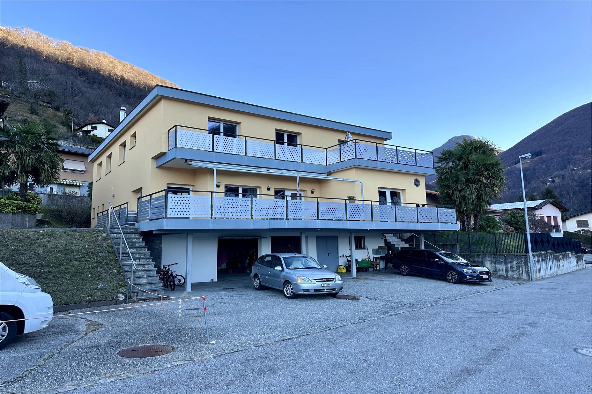 Mehrfamilienhaus in Hanglage mit Balkonen und Garage