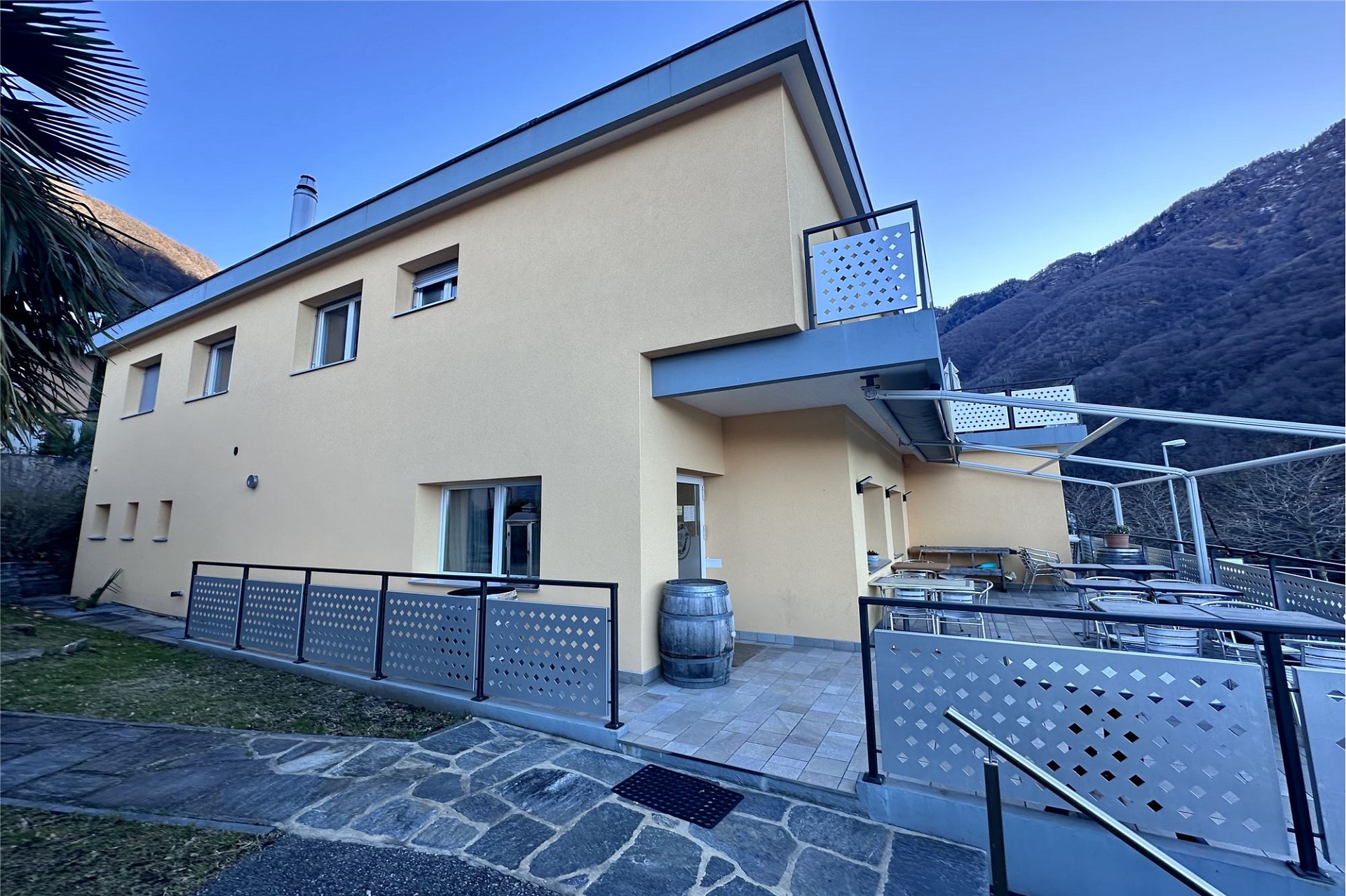 Modernes Haus mit Bergblick und Terrasse