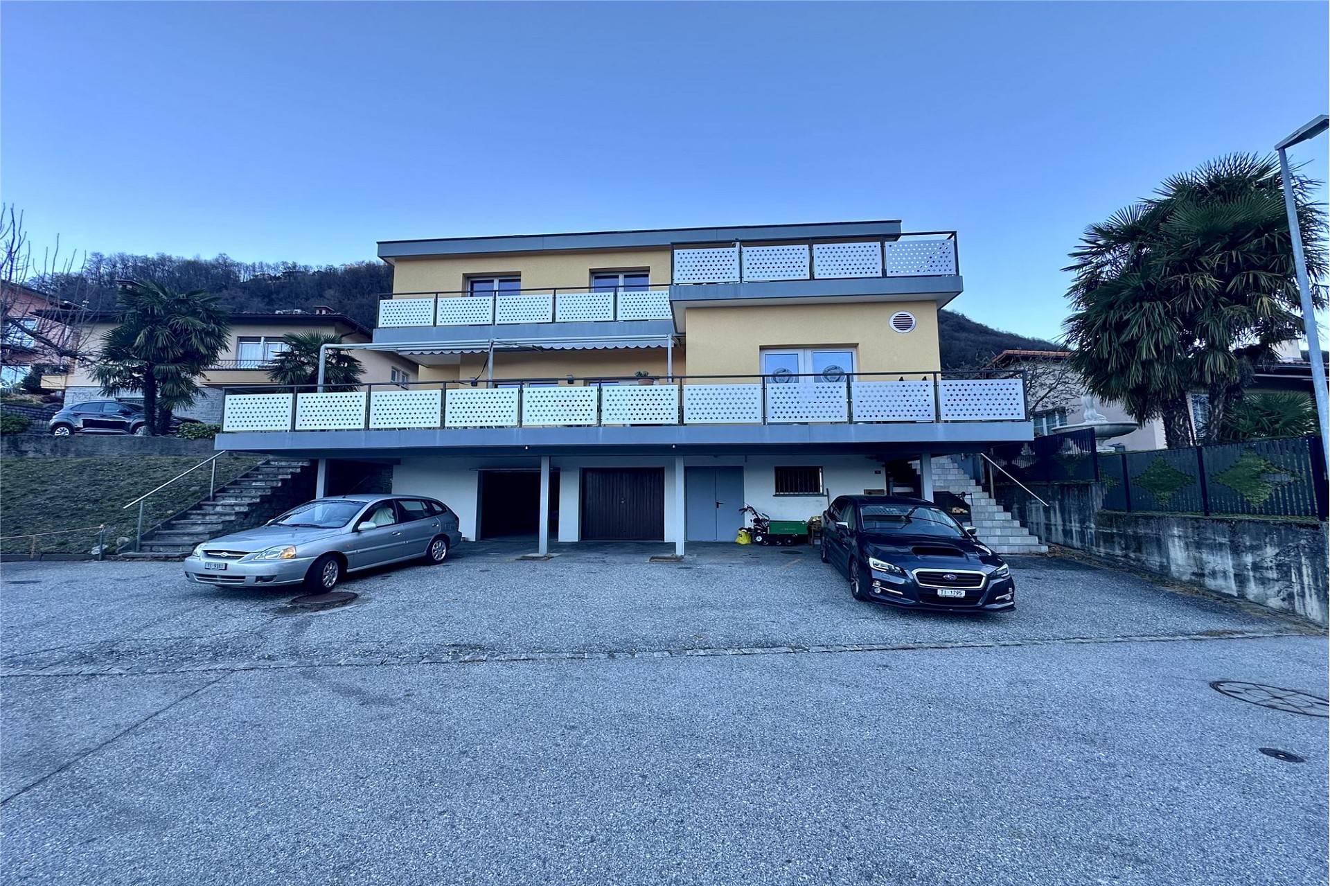 Mehrfamilienhaus mit Parkbereich