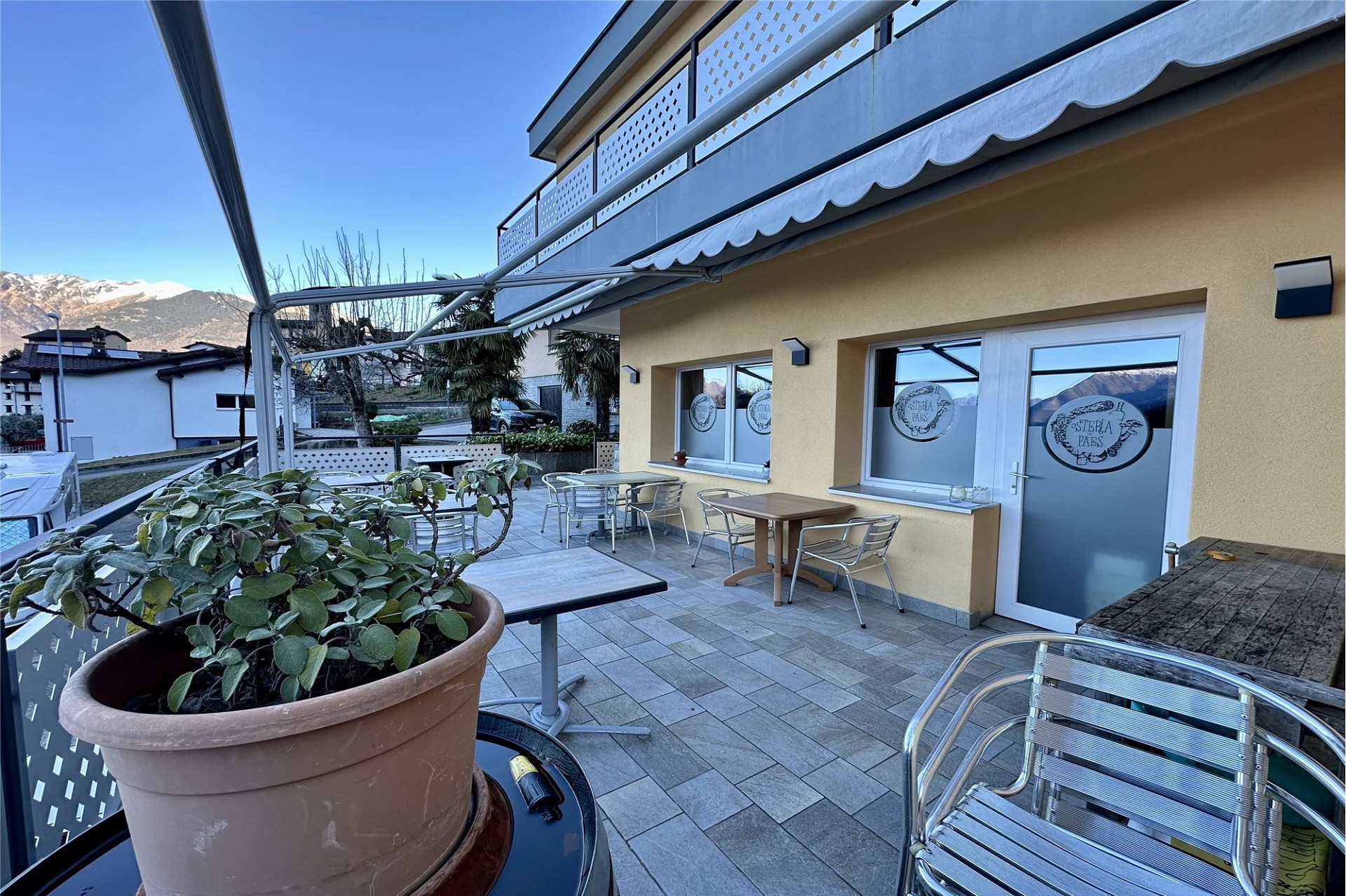 Terrasse mit Bergblick