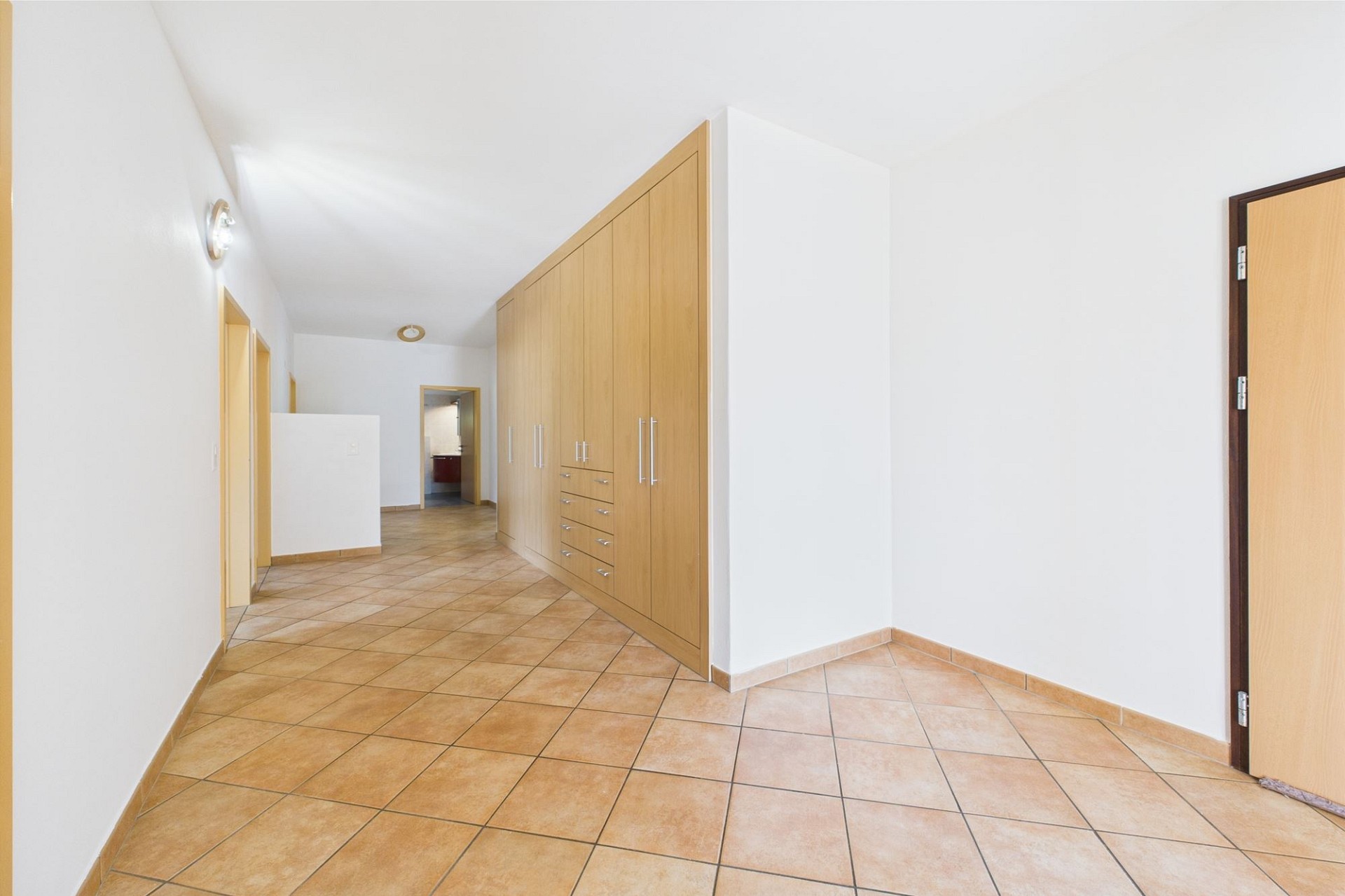 Heller Flur mit Einbauschrank