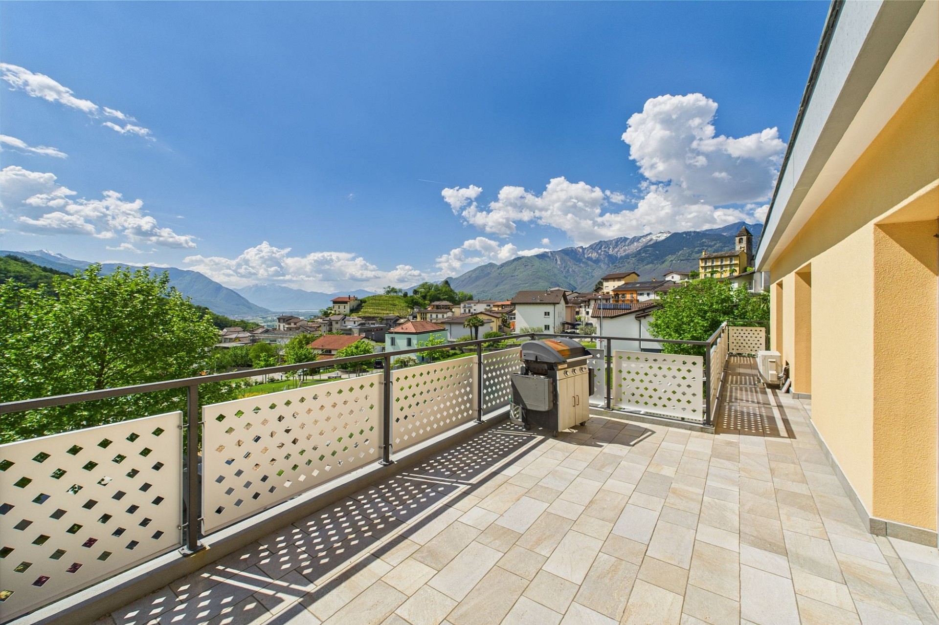 Große Terrasse mit Bergblick