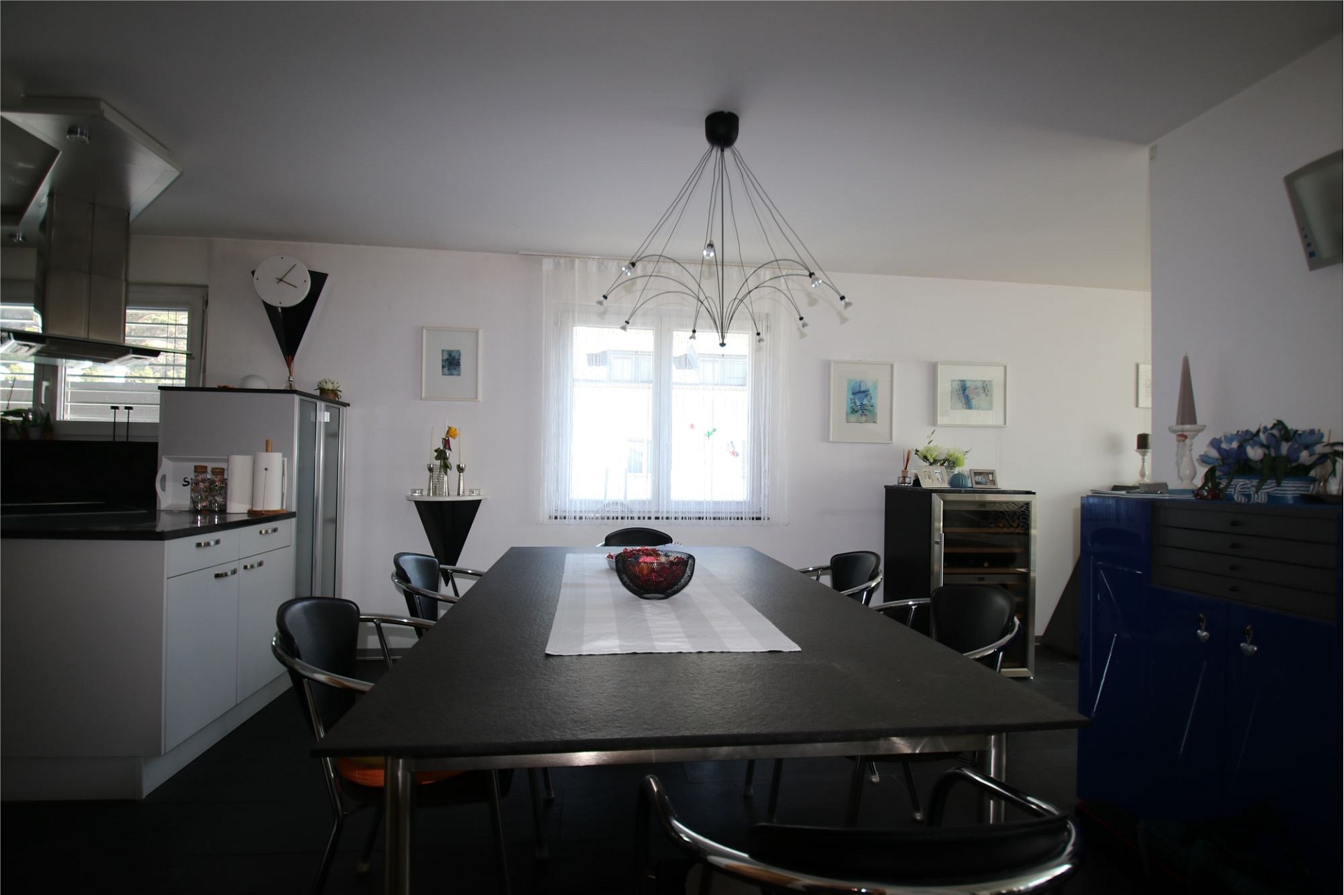 Modernes Esszimmer mit offener Küche