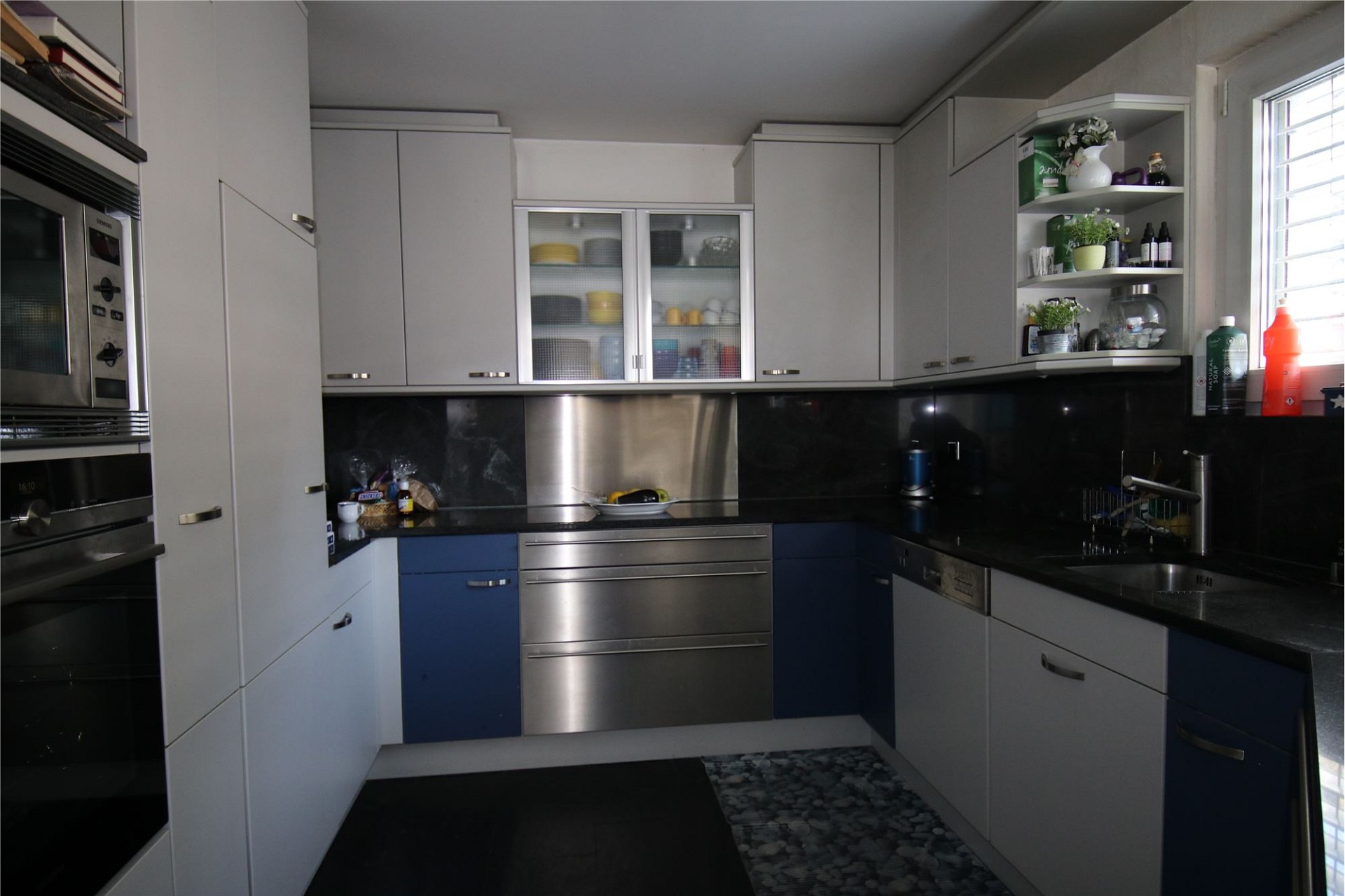Moderne Einbauküche in Grau und Schwarz