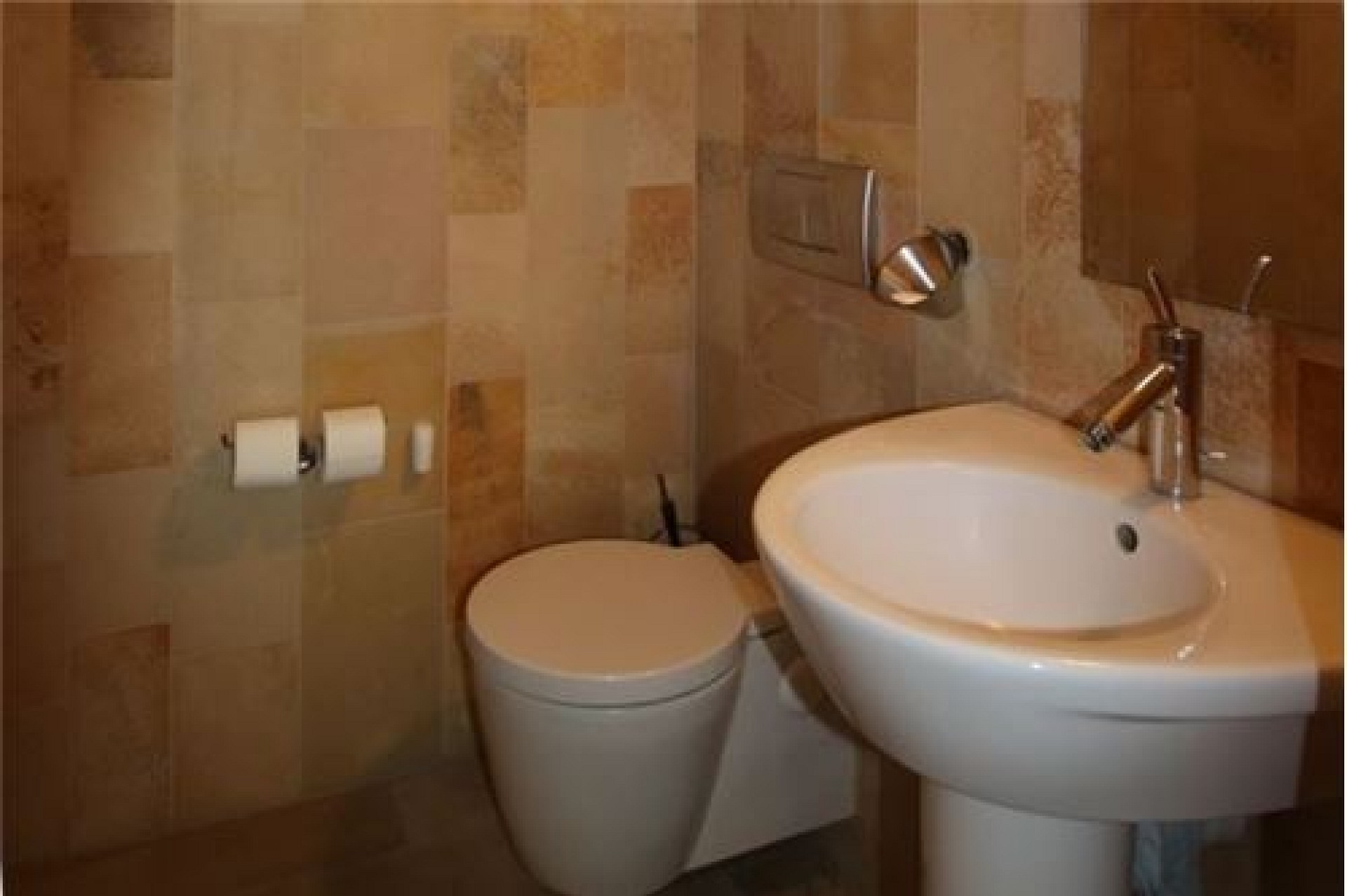 Gäste-WC mit Waschbecken und Toilette