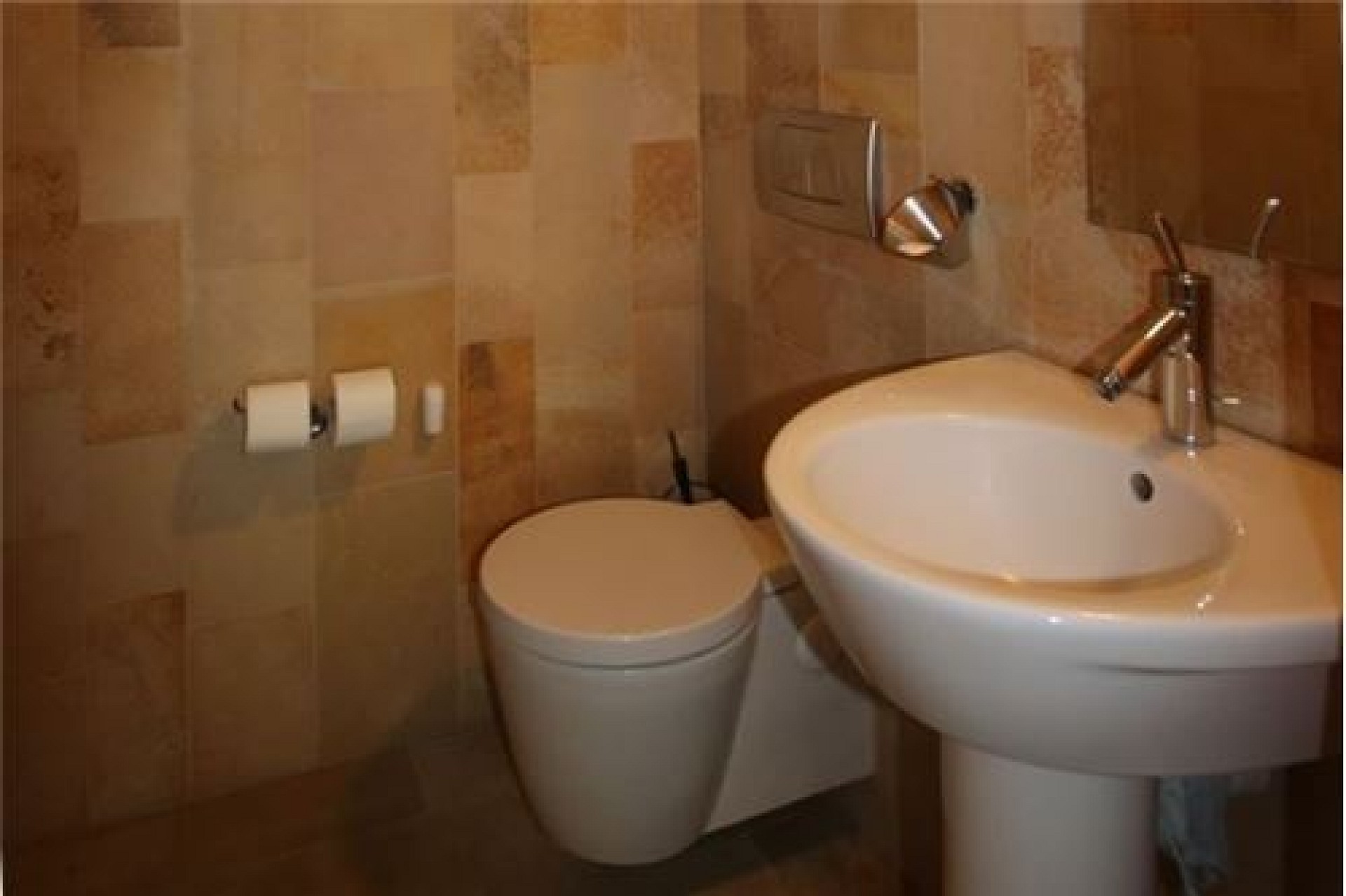 Kompaktes Gäste-WC mit Waschbecken
