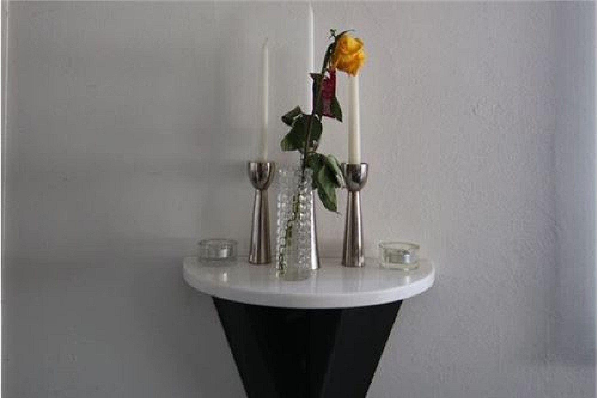 Dekorative Tischvase mit Kerzen