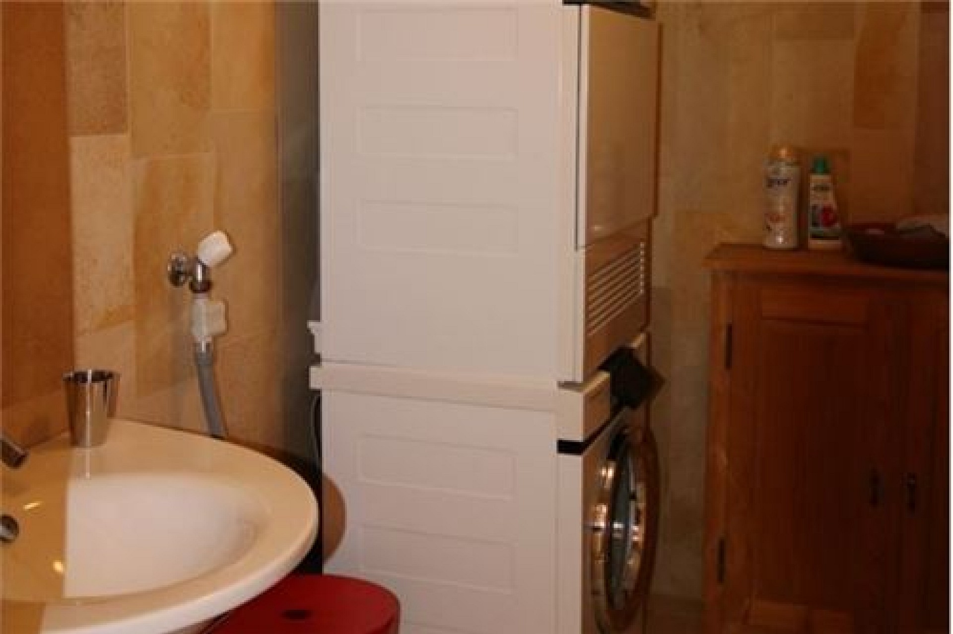 Kleines Badezimmer mit Waschbecken und Wäschebereich