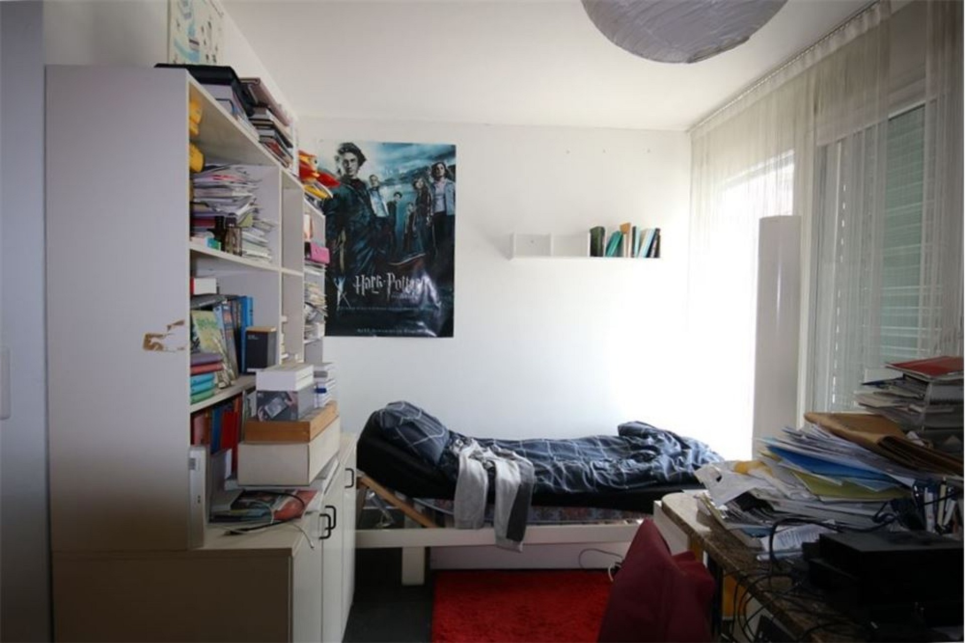 Unaufgeräumtes Schlafzimmer mit Einzelbett