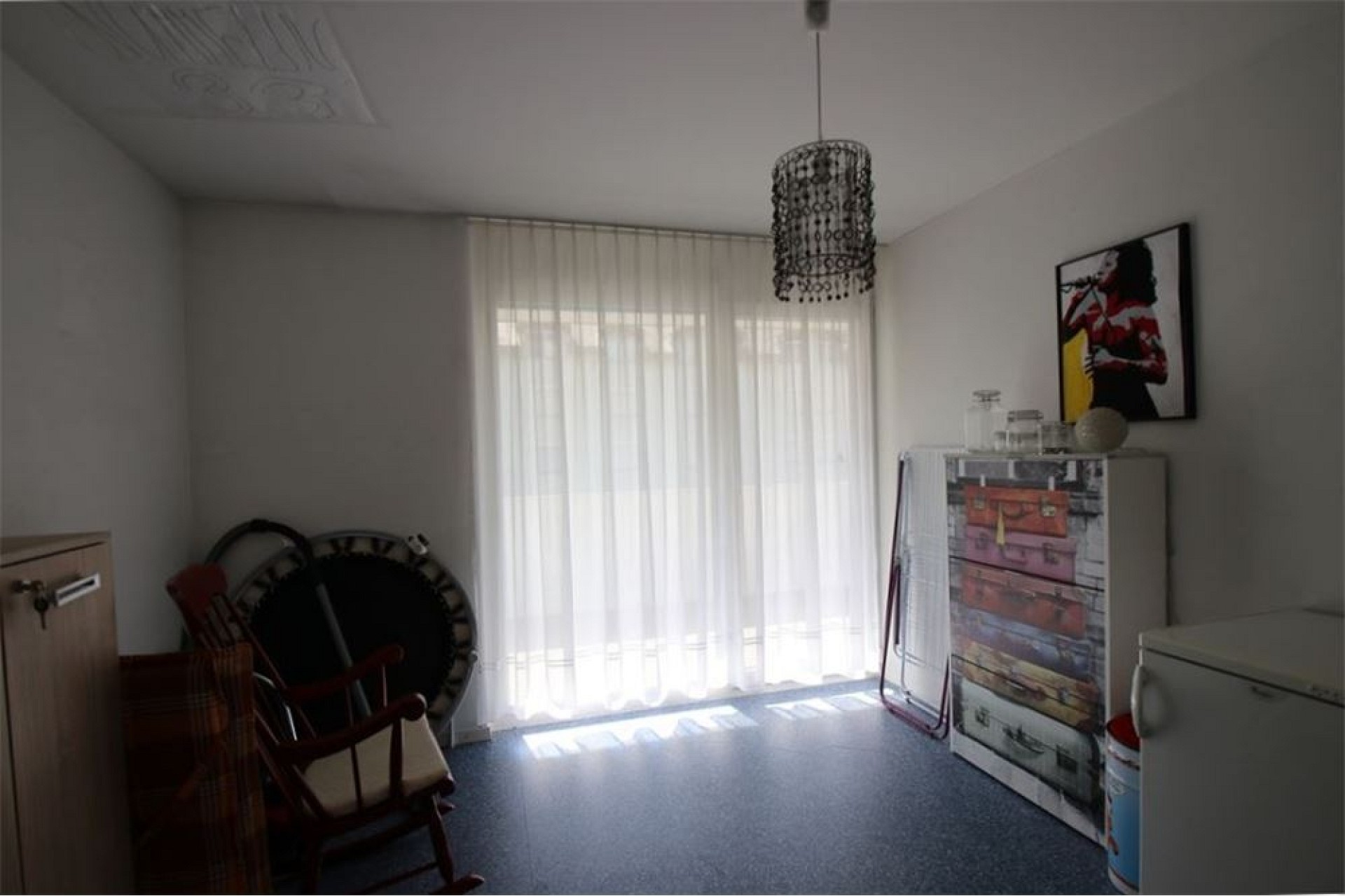 Helles Zimmer mit Balkonvorhang