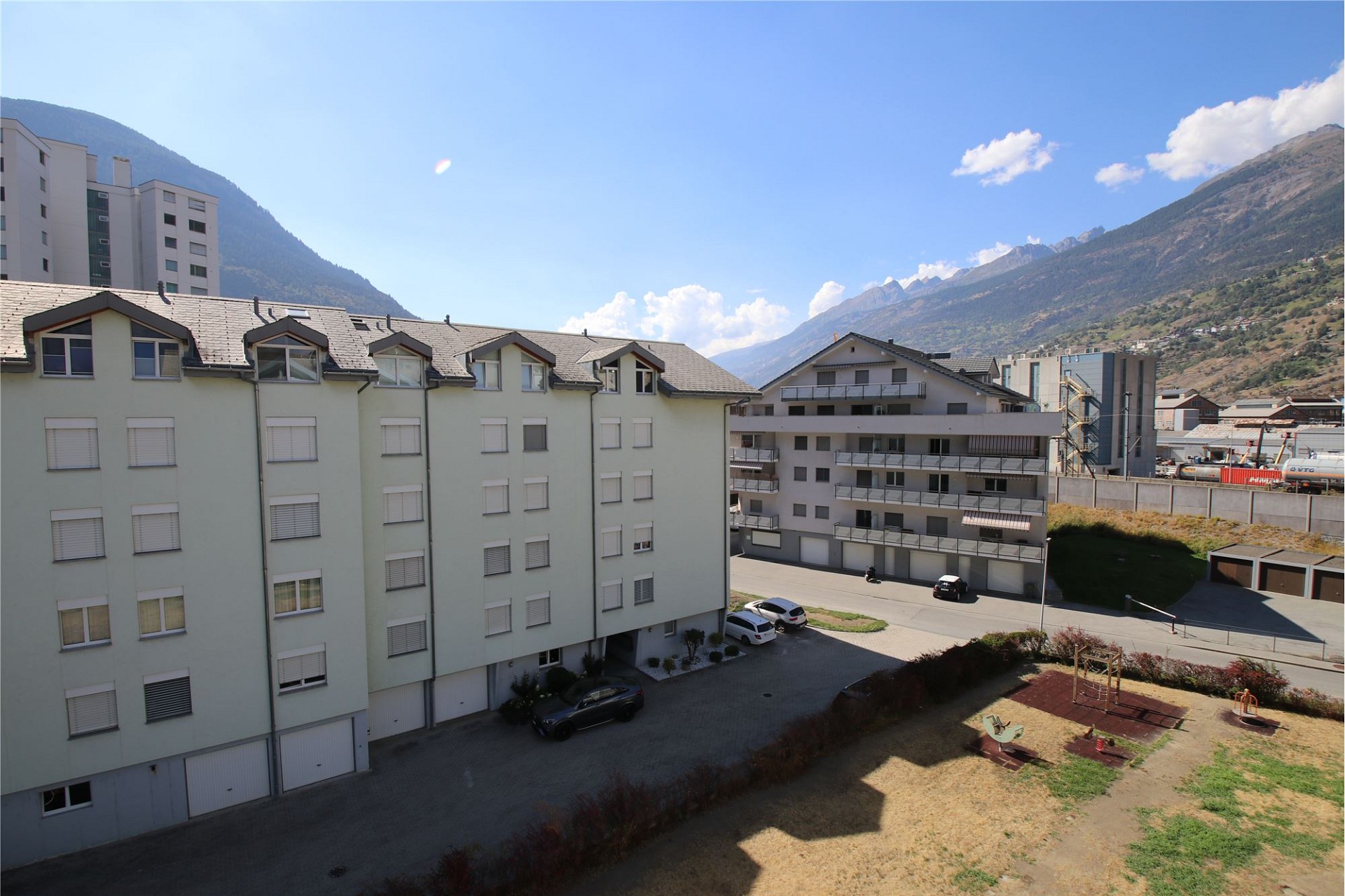 Blick auf Wohnanlage in Berglage