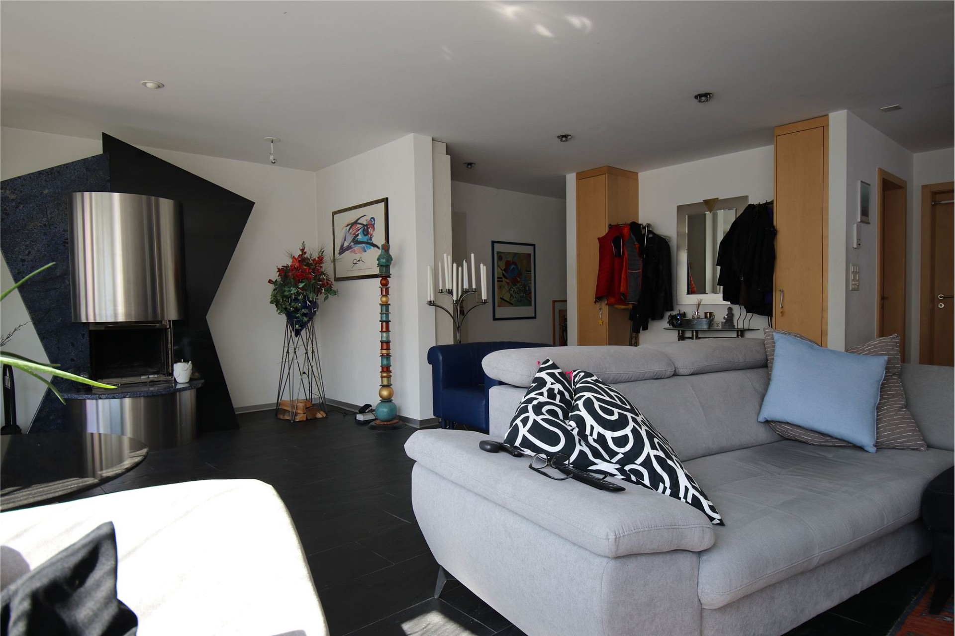 Modernes Wohnzimmer mit Kamin und Sofa