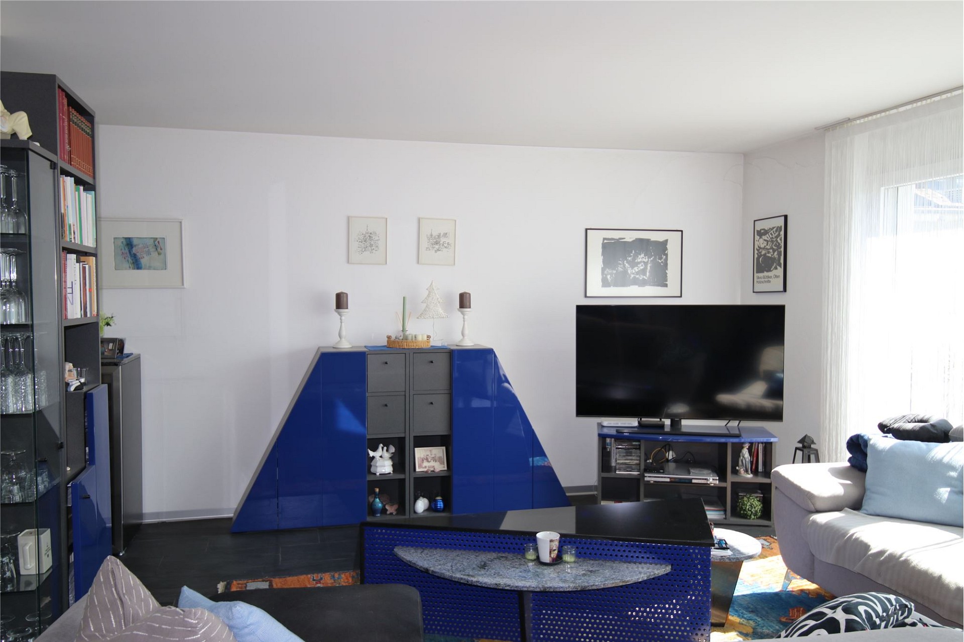 Modernes Wohnzimmer mit auffälligen blauen Möbeln