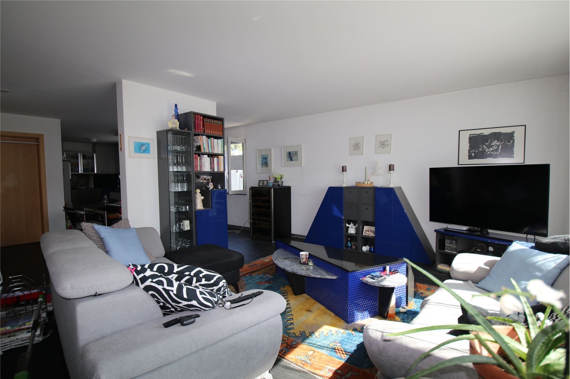 Helles Wohnzimmer mit moderner Einrichtung