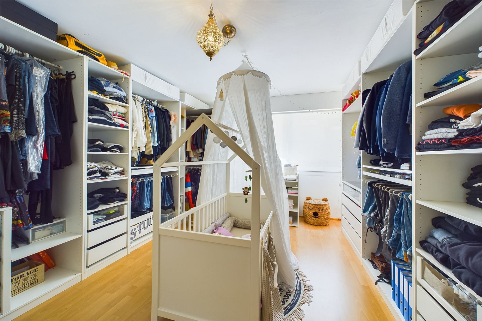 Begehbarer Kleiderschrank mit Kinderbett