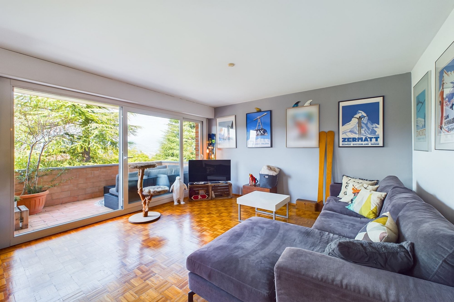 Helles Wohnzimmer mit Balkonblick