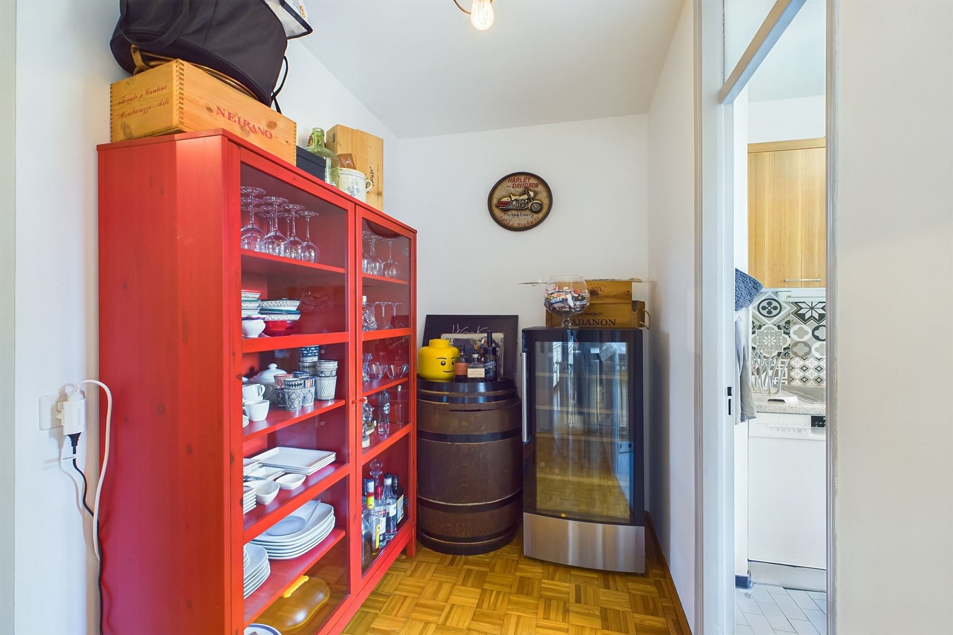 Hauswirtschafts-/Abstellbereich mit Getränkeschrank