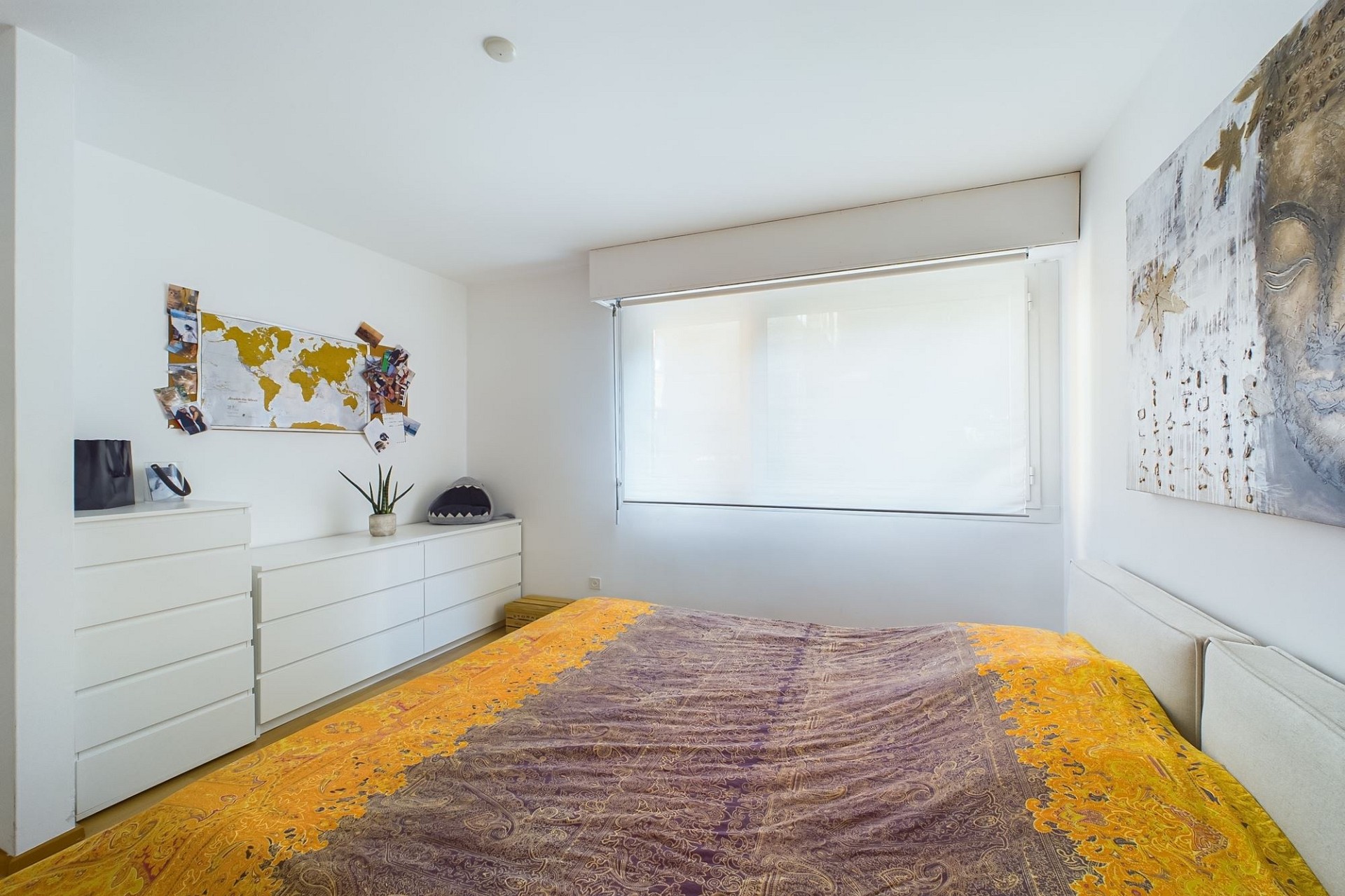 Helles Schlafzimmer mit modernem Mobiliar