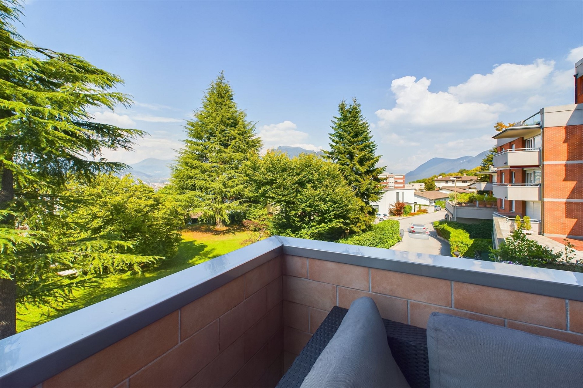 Balkon mit Ausblick ins Grüne