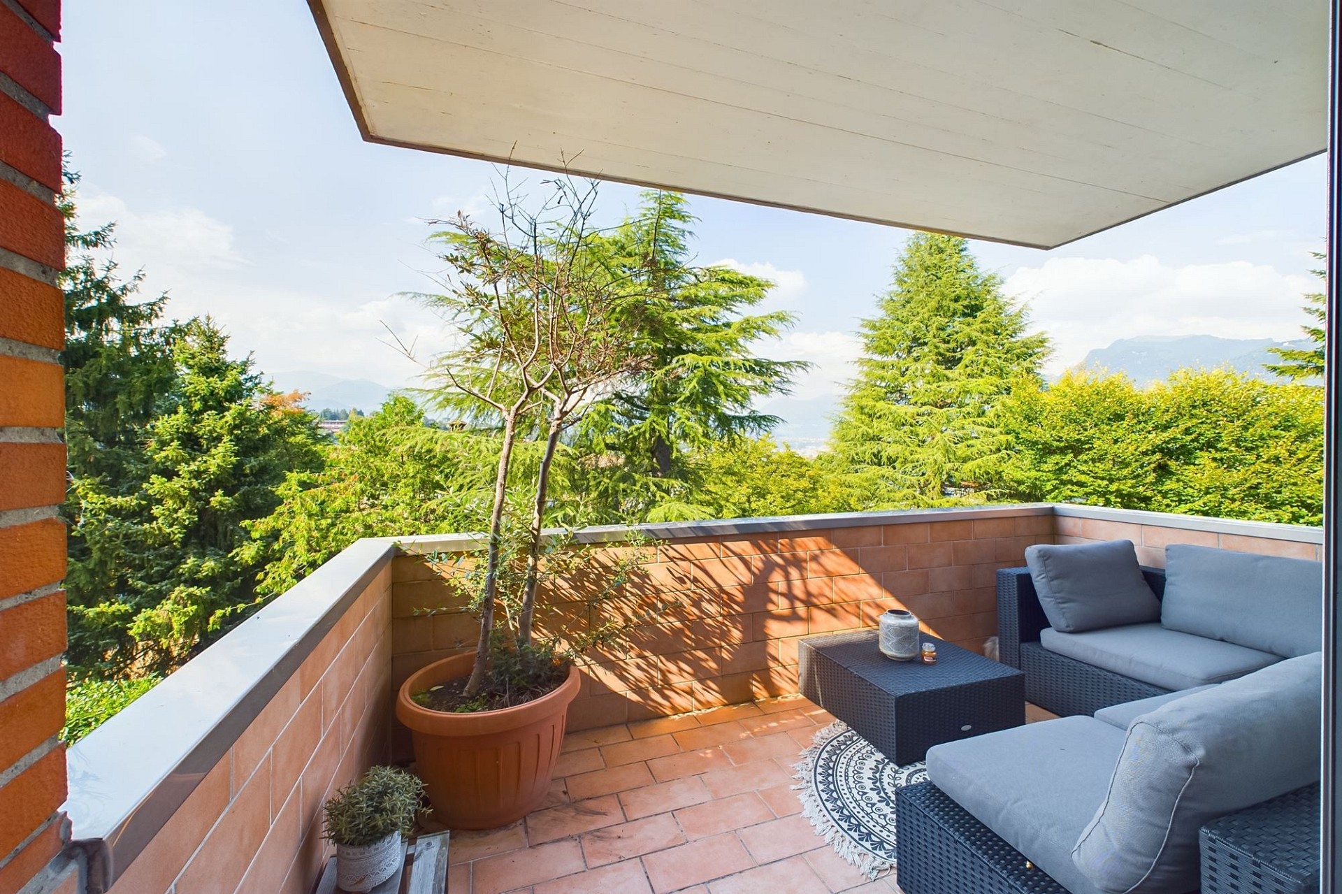 Balkon mit Sitzgruppe und Bergblick