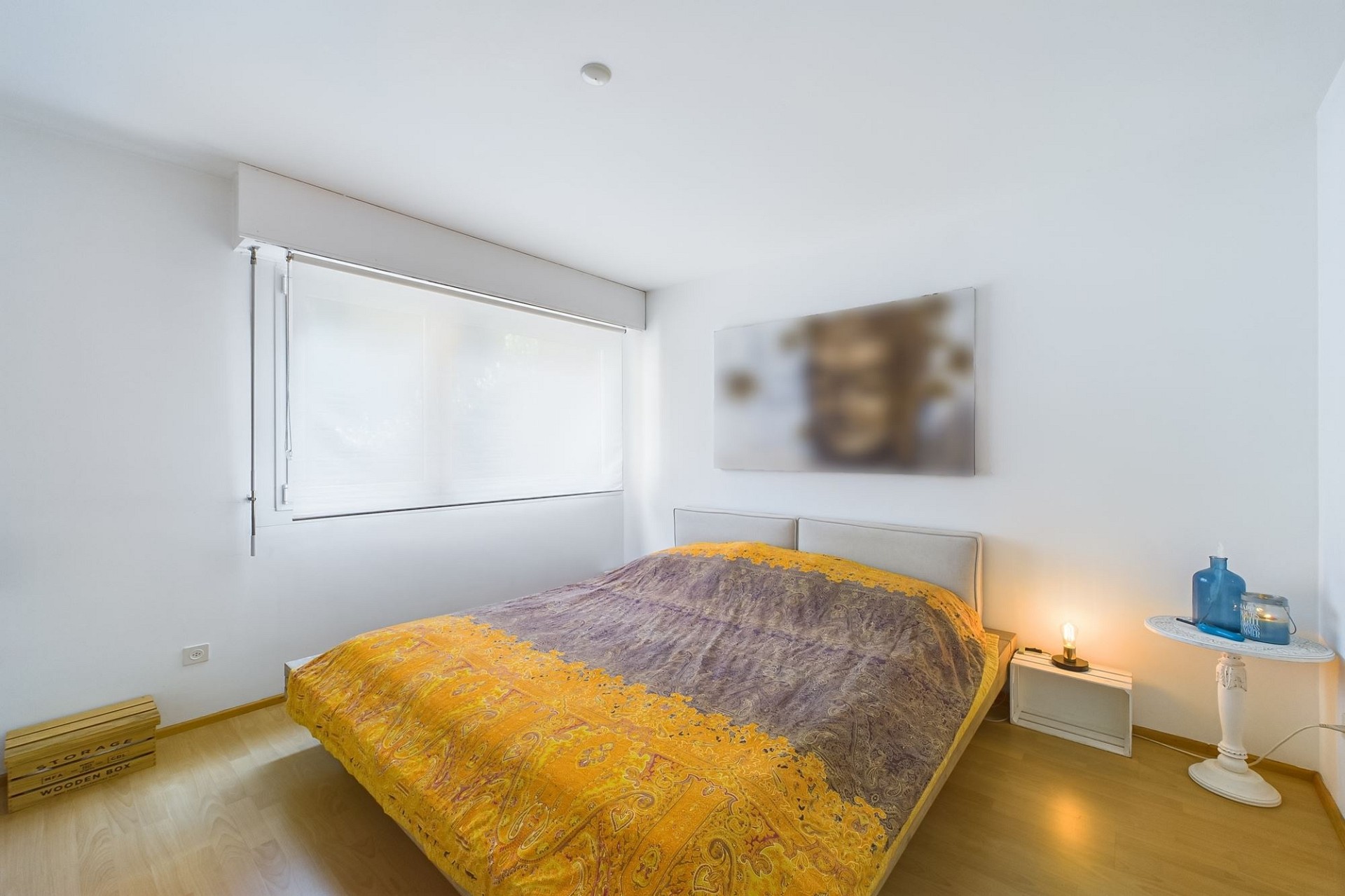 Schlichtes Schlafzimmer mit großem Bett