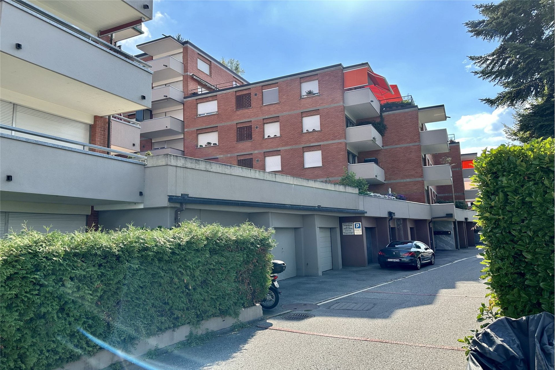 Modernes Mehrfamilienhaus mit Balkonen