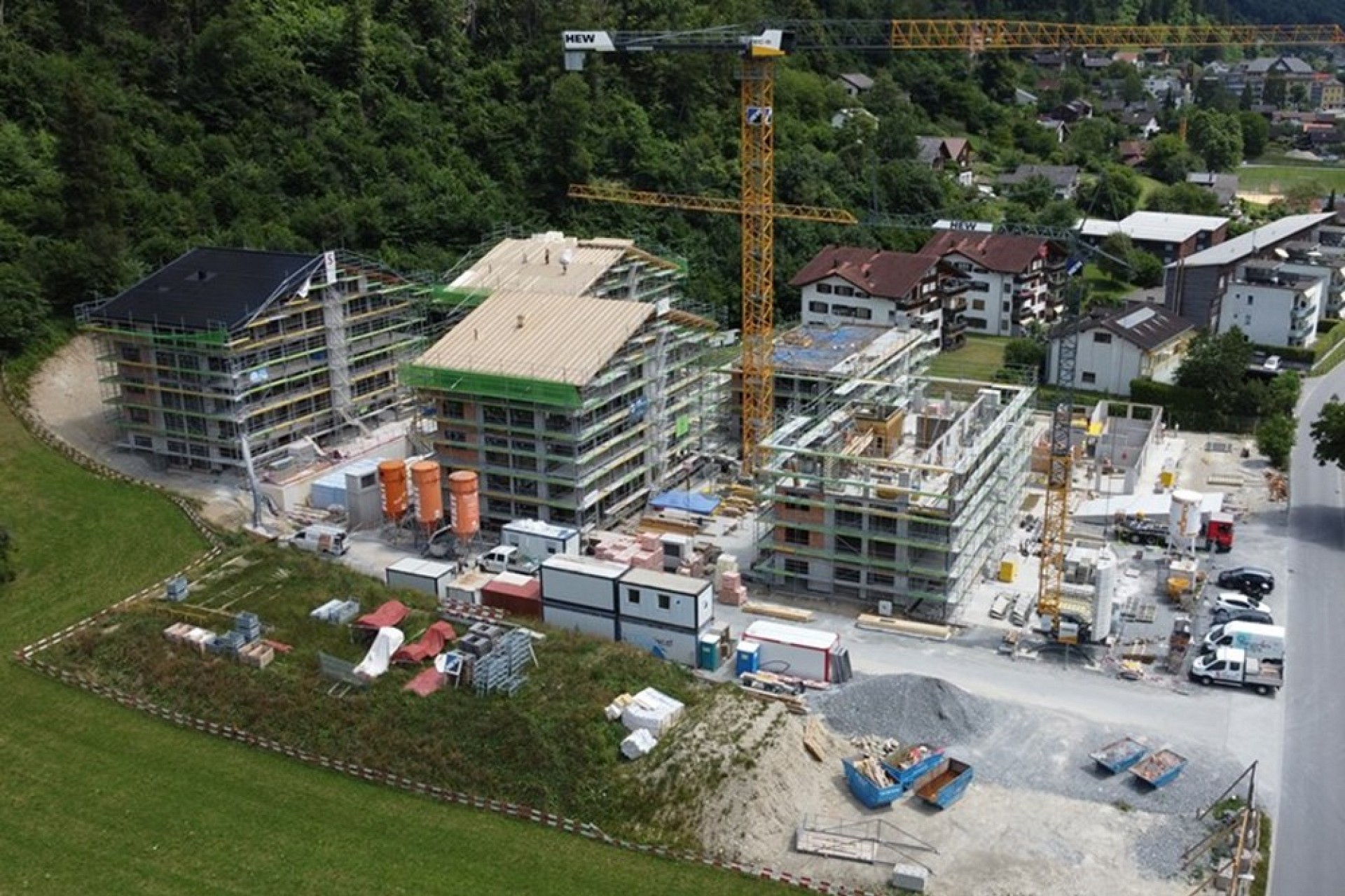 Baukran und Rohbau einer Wohnanlage