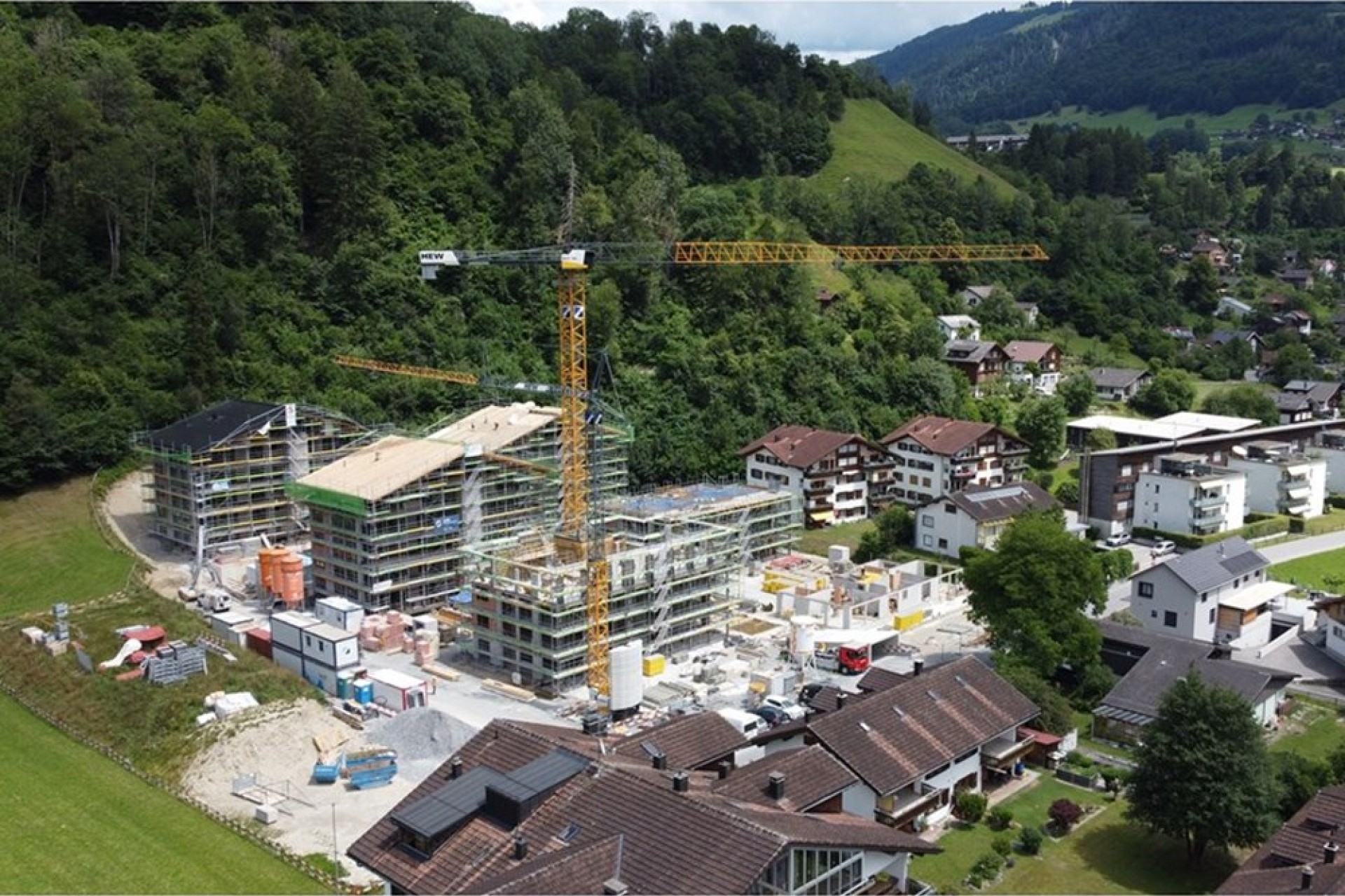 Luftaufnahme einer Wohnbaustelle im Tal