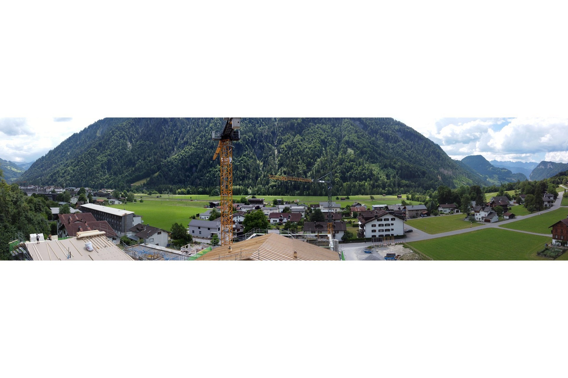 Alpenpanorama über einem Dorf