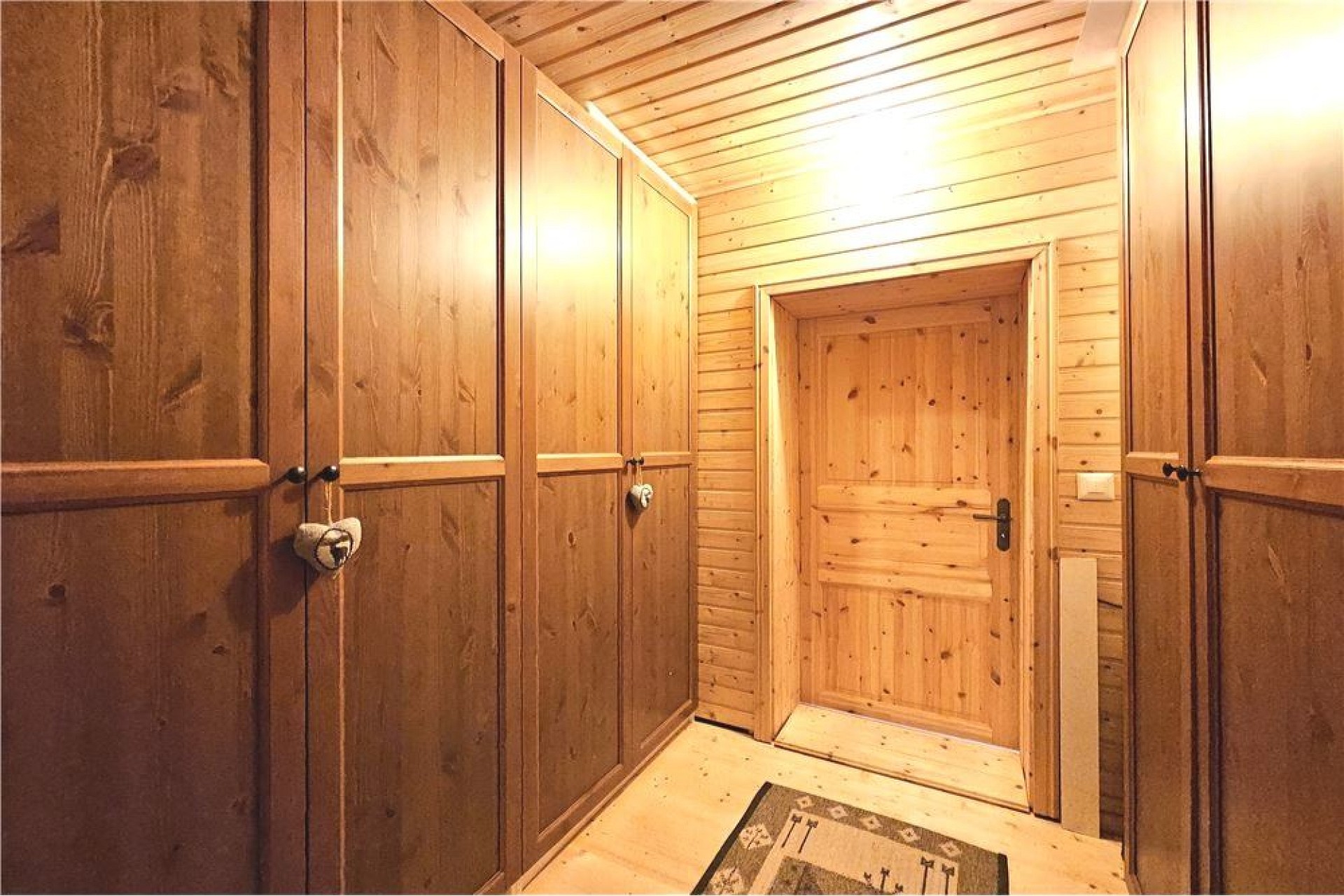 Holzverkleideter Flur mit Schrankwand