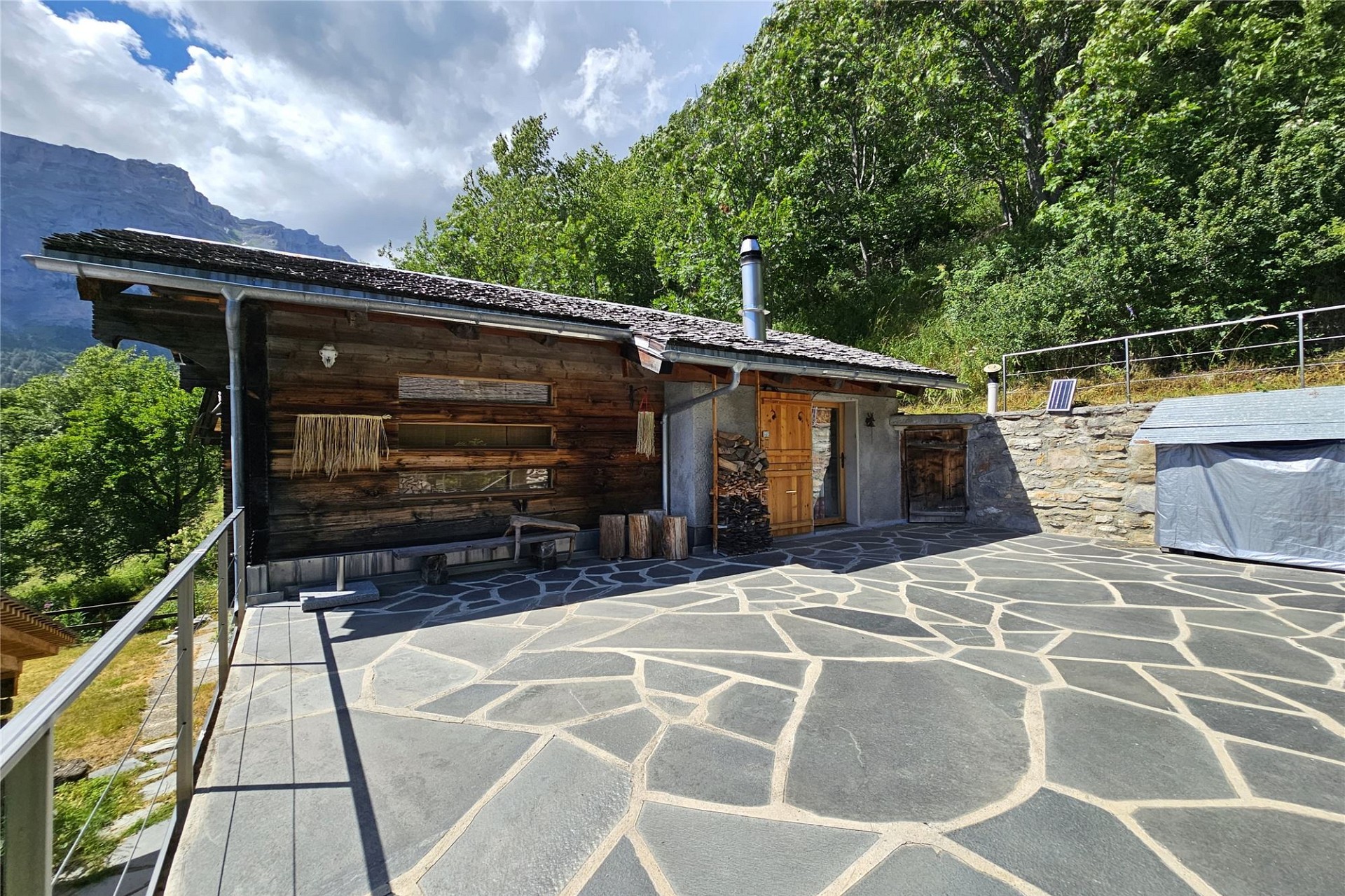 Alpine Außenterrasse mit Holzhaus