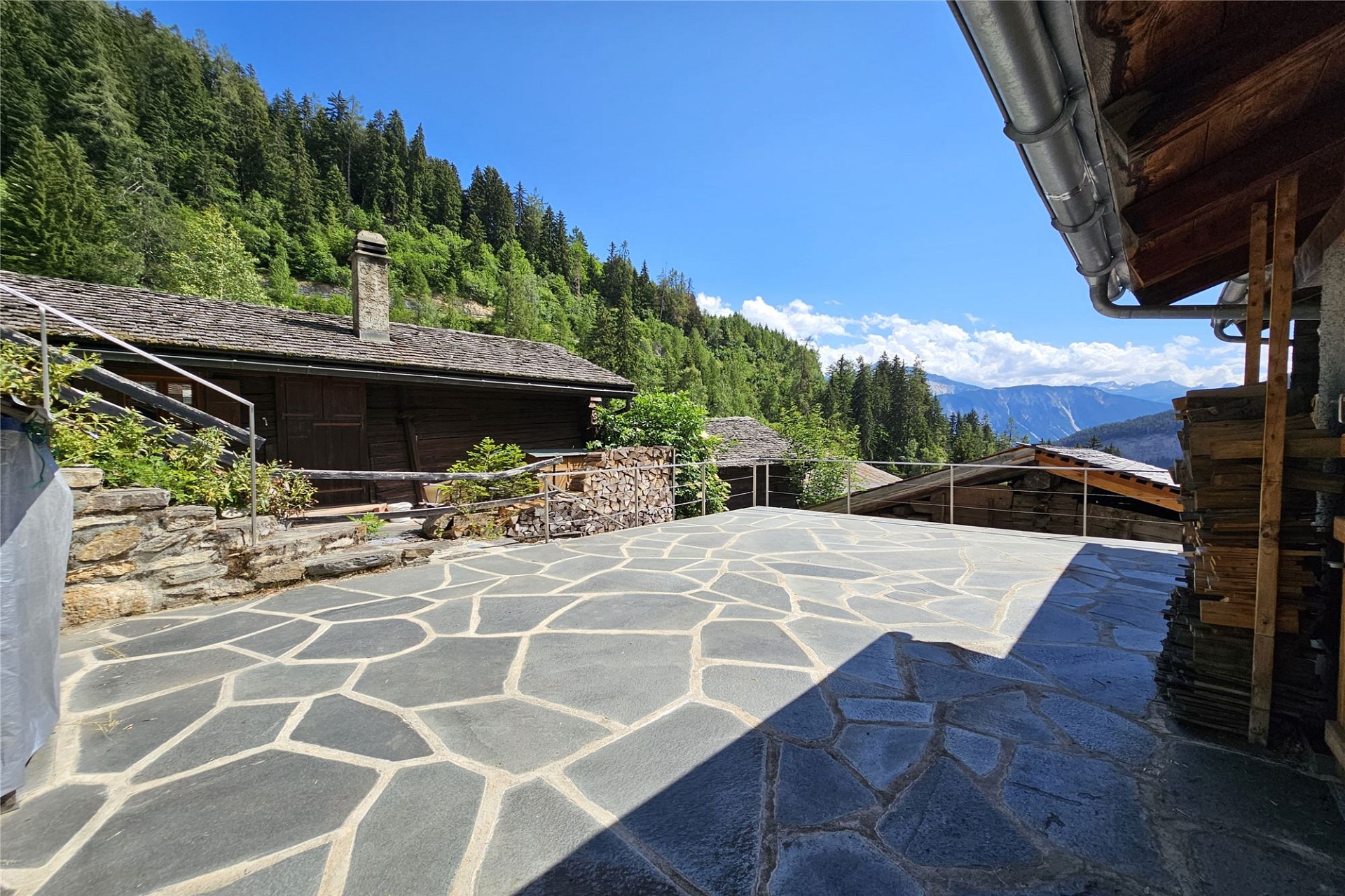 Alpine-Terrasse mit Bergblick