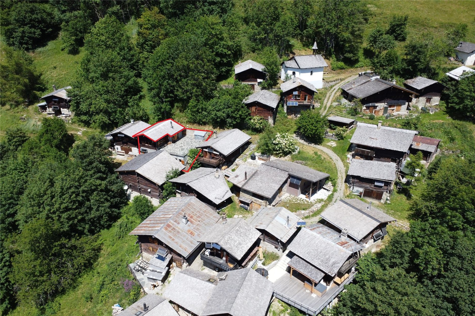 Luftaufnahme eines alpinen Weilers