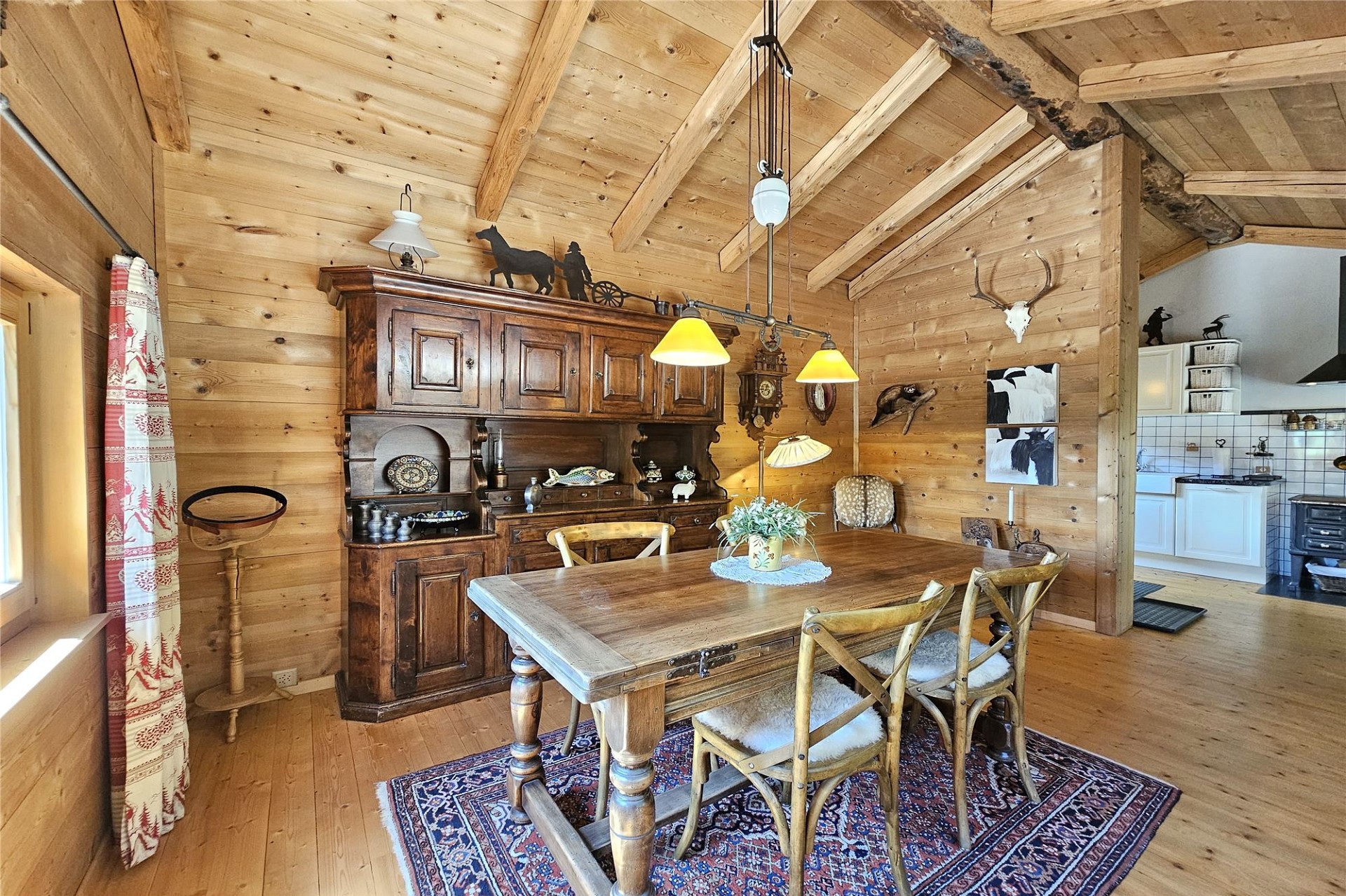 Rustikaler Essbereich mit Chalet-Charme