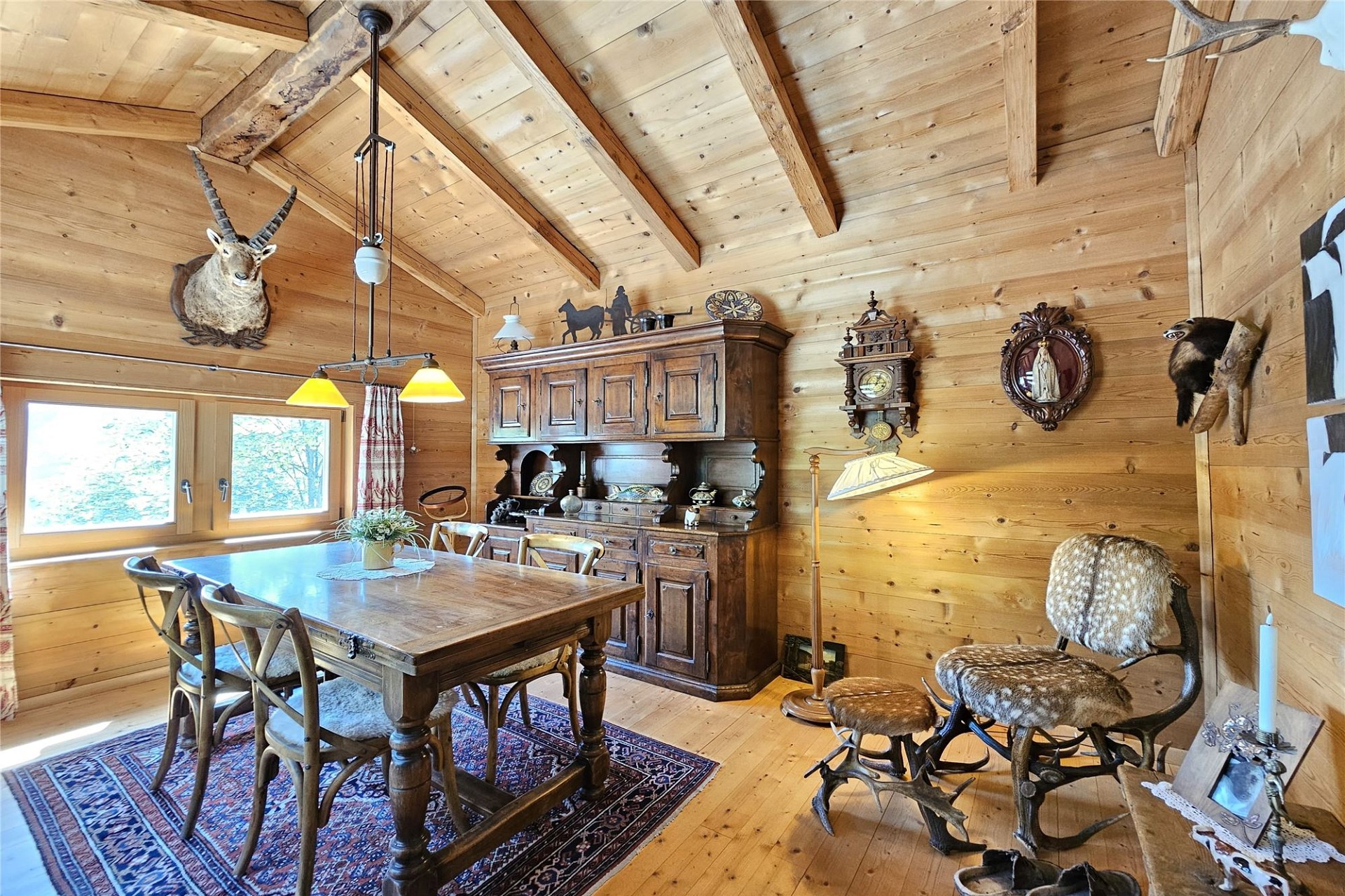 Rustikaler Essraum im Chalet-Stil