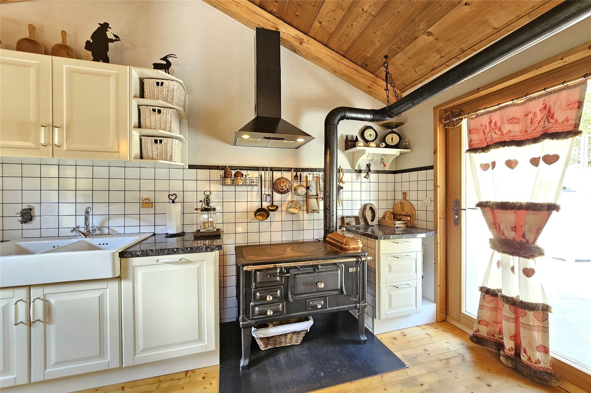 Rustikale Landhausküche mit Holzofen