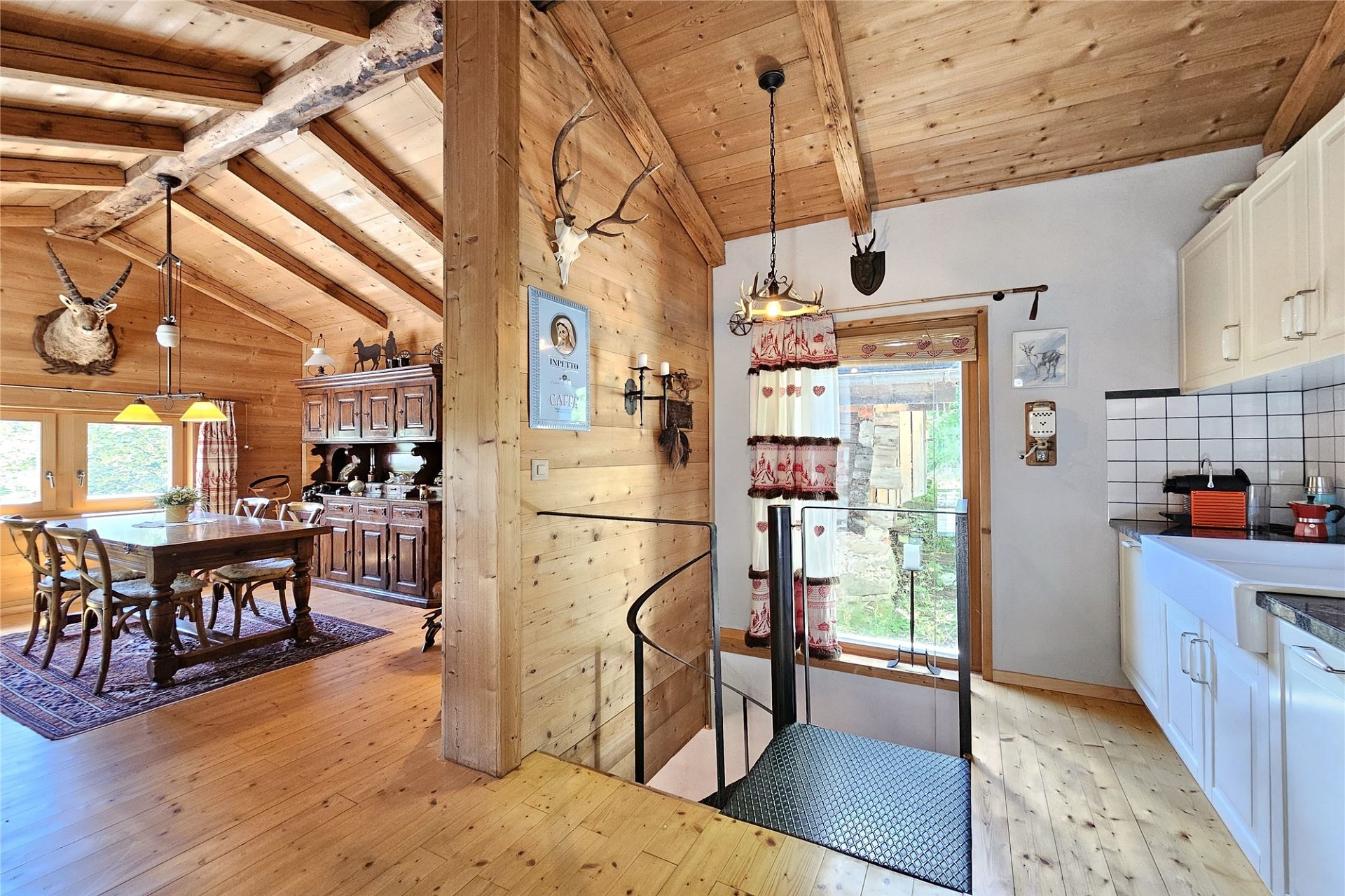 Gemütliche Chalet-Küche mit offenem Essbereich