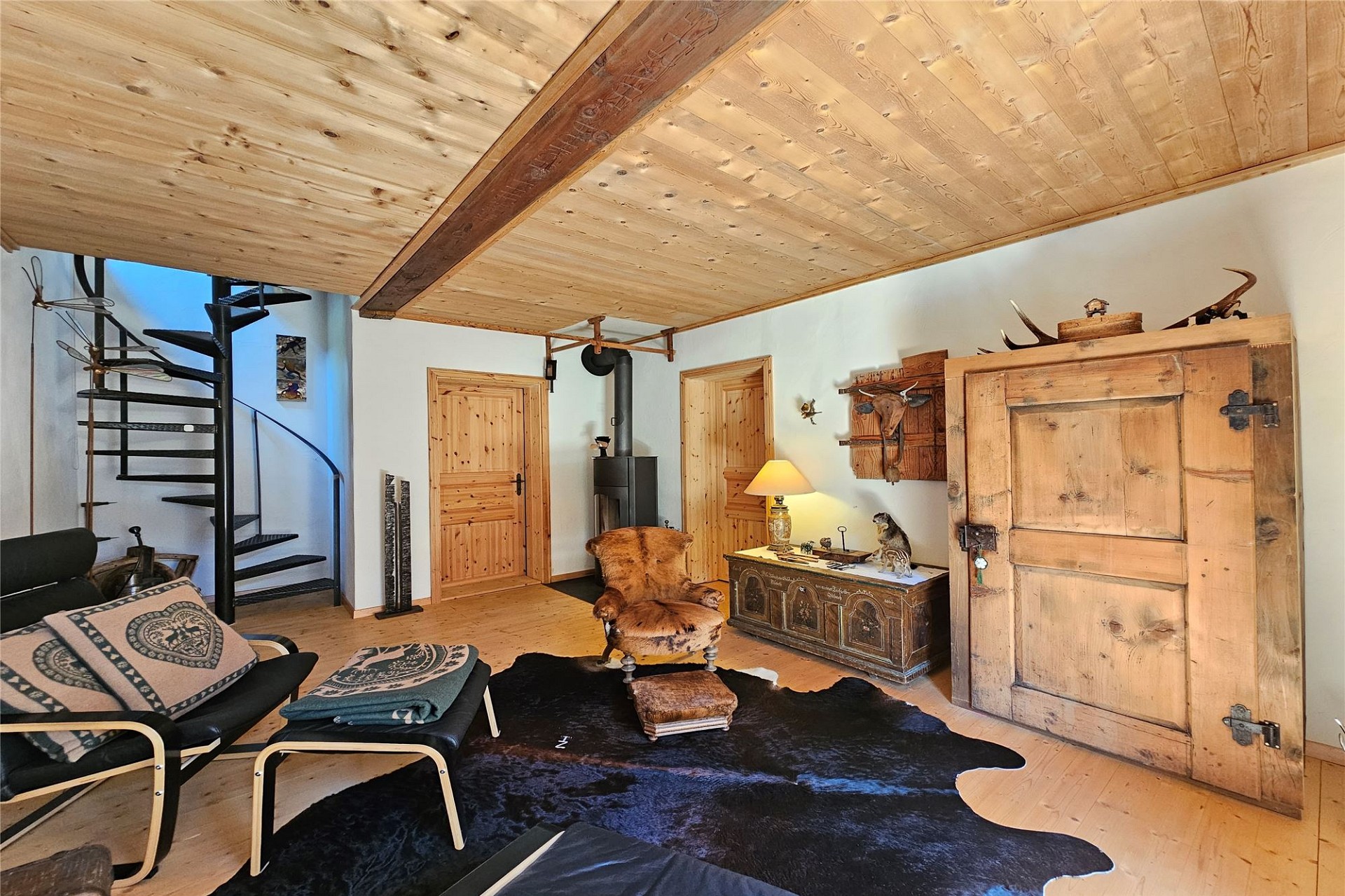 Rustikales, gemütliches Wohnzimmer mit Holzdecke