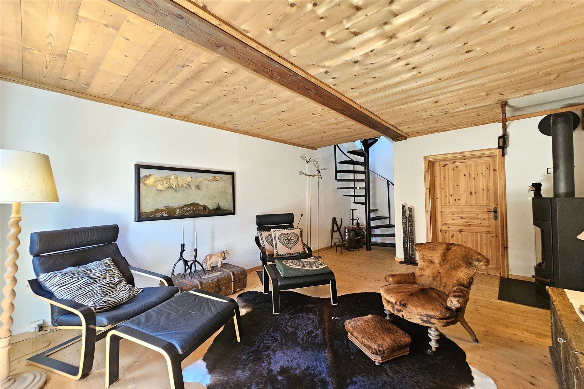 Gemütliches Wohnzimmer mit Holzdecke