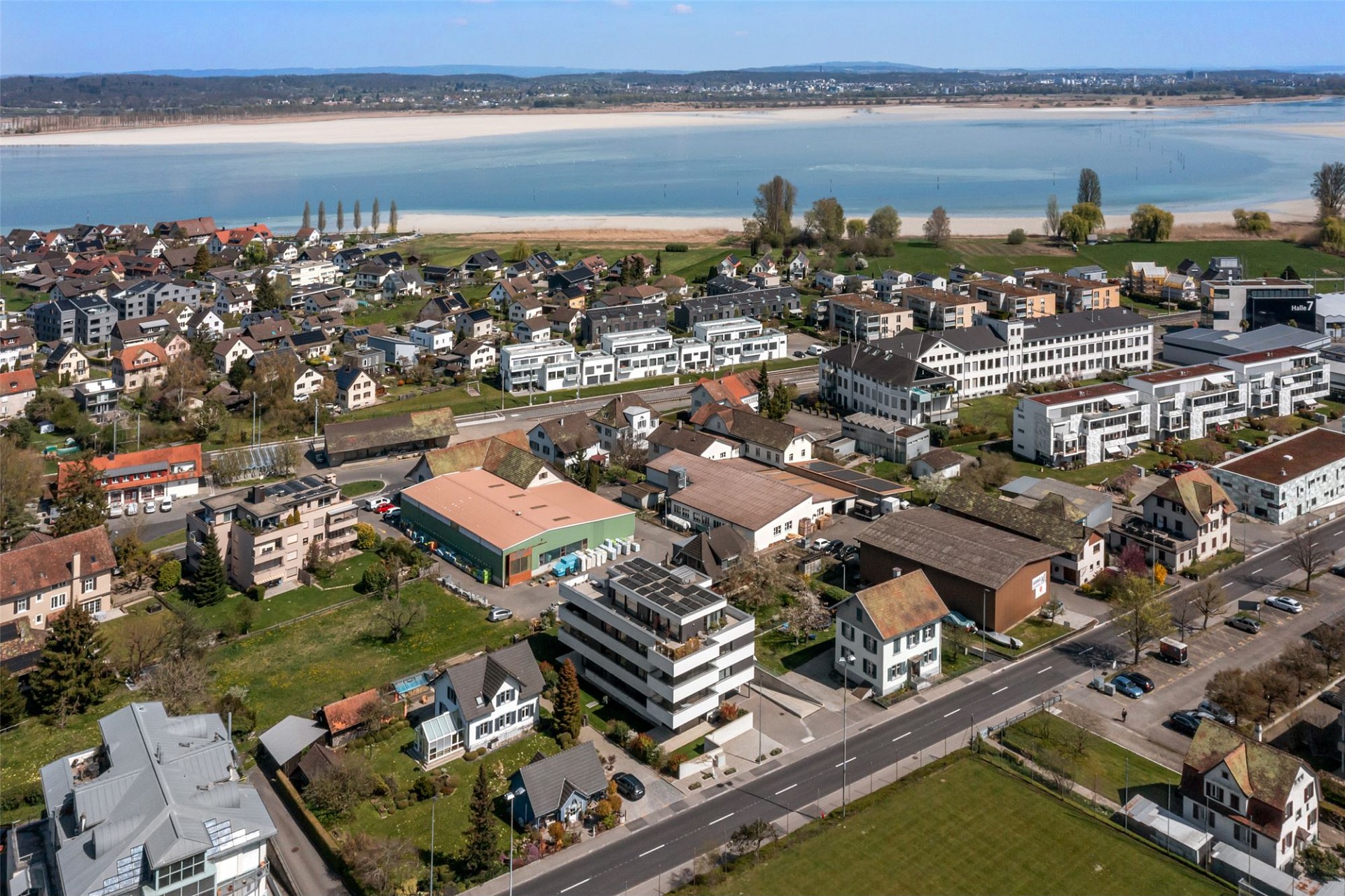 Luftaufnahme einer Wohngegend am Wasser