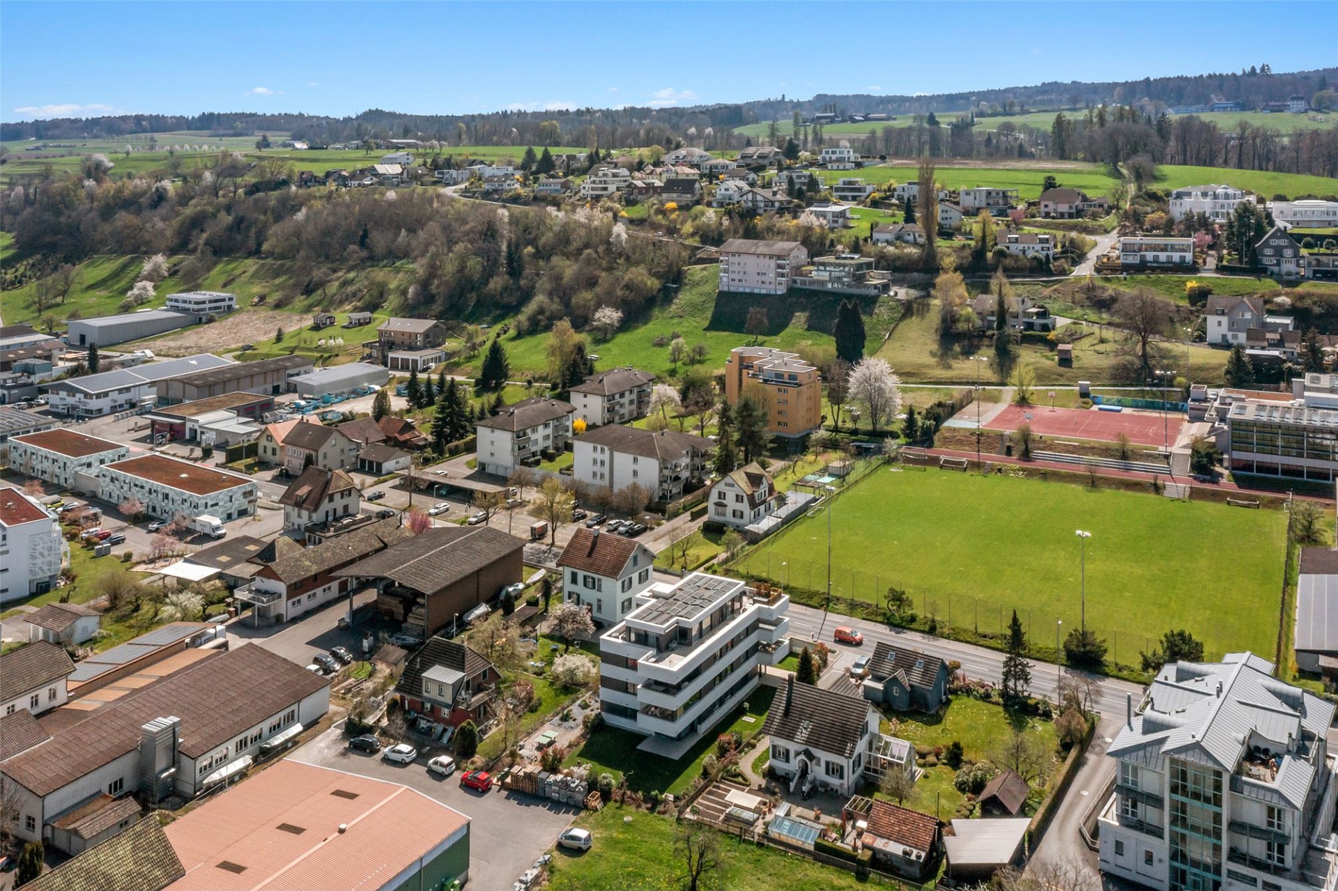 Luftaufnahme eines Wohngebiets mit Blick ins Grüne