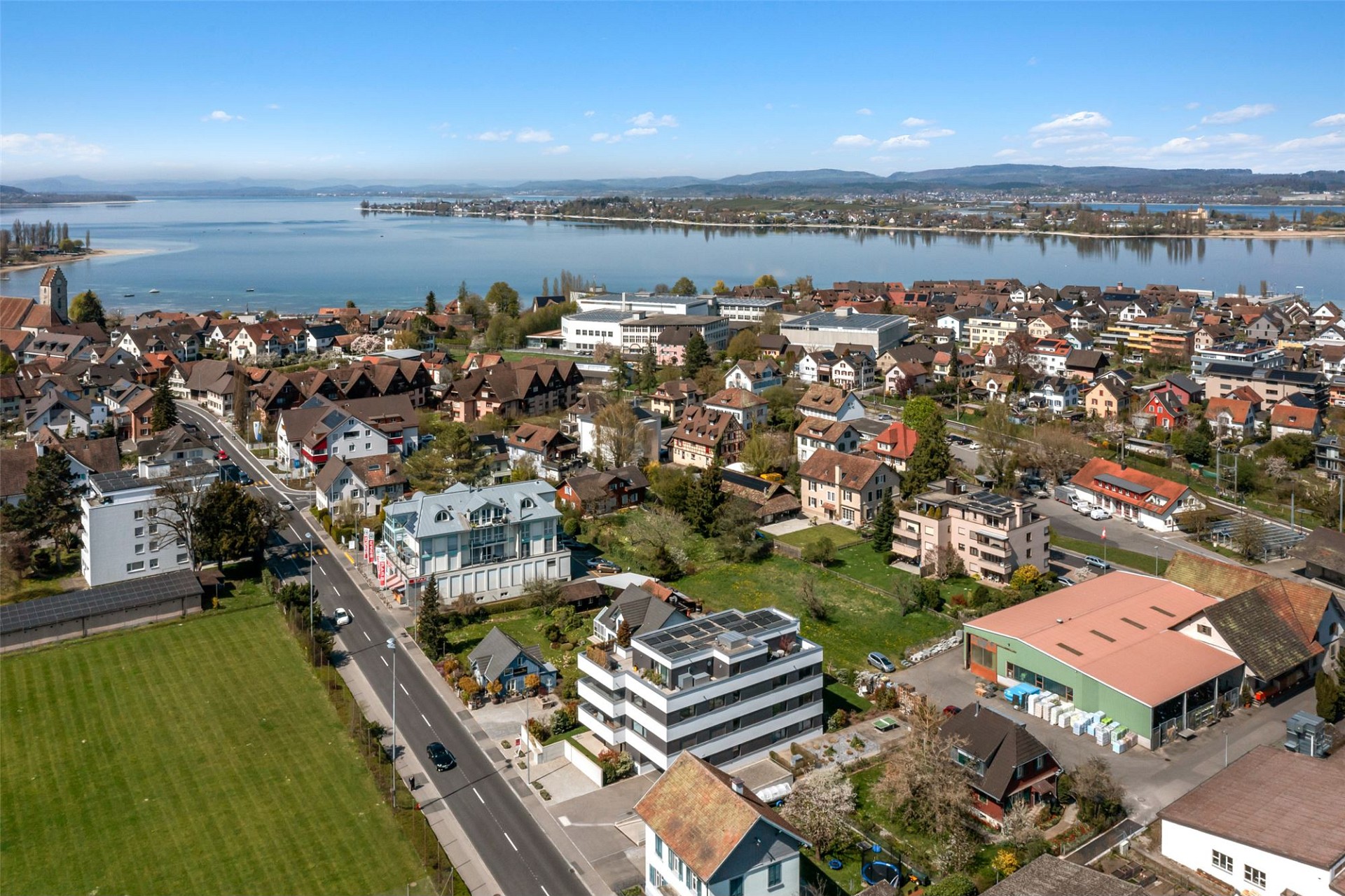 Luftaufnahme einer Uferstadt am See
