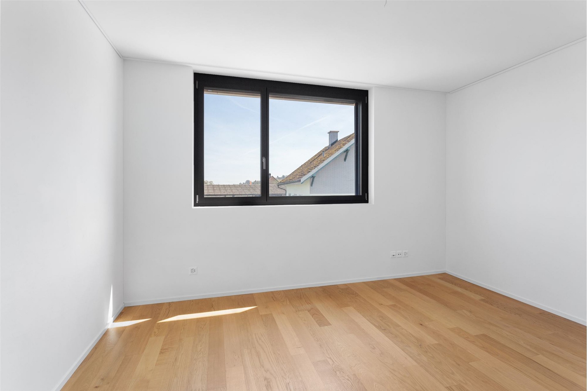 Heller leerer Raum mit Fenster