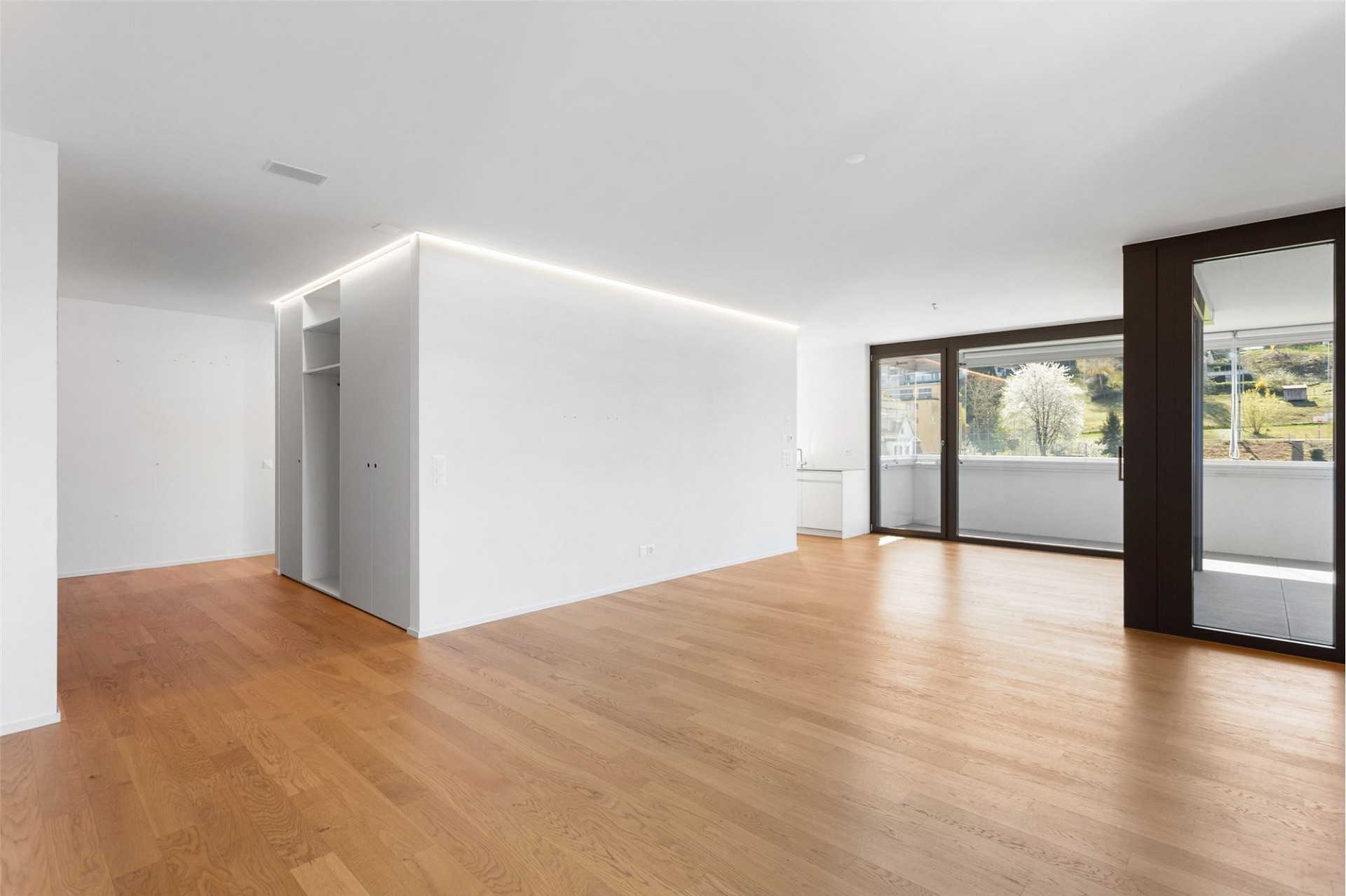 Heller, leerer Wohnraum mit Balkonblick