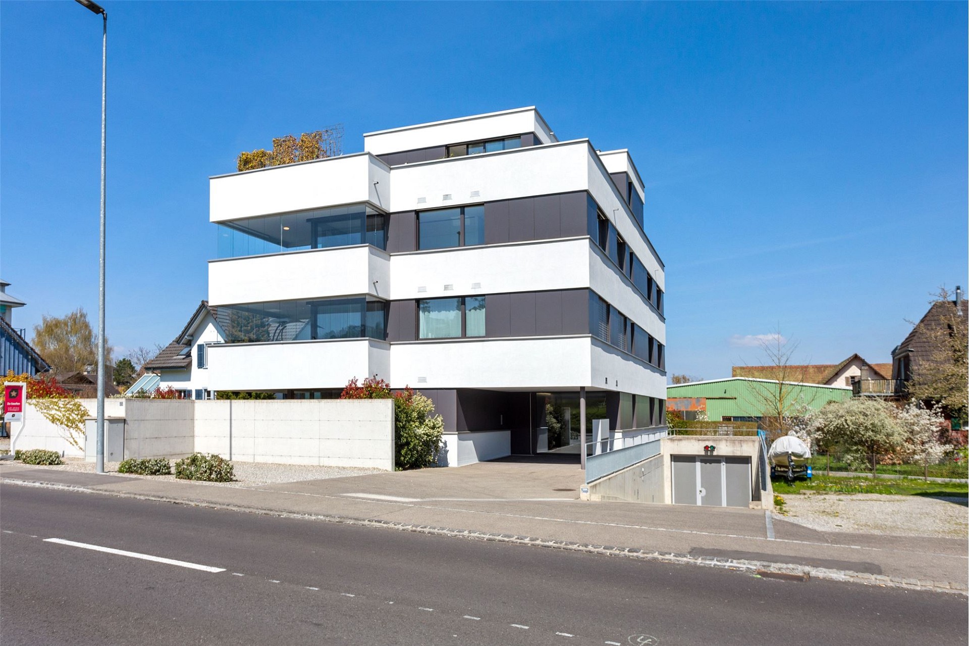 Modernes Mehrfamilienhaus mit klarer Fassadenstruktur