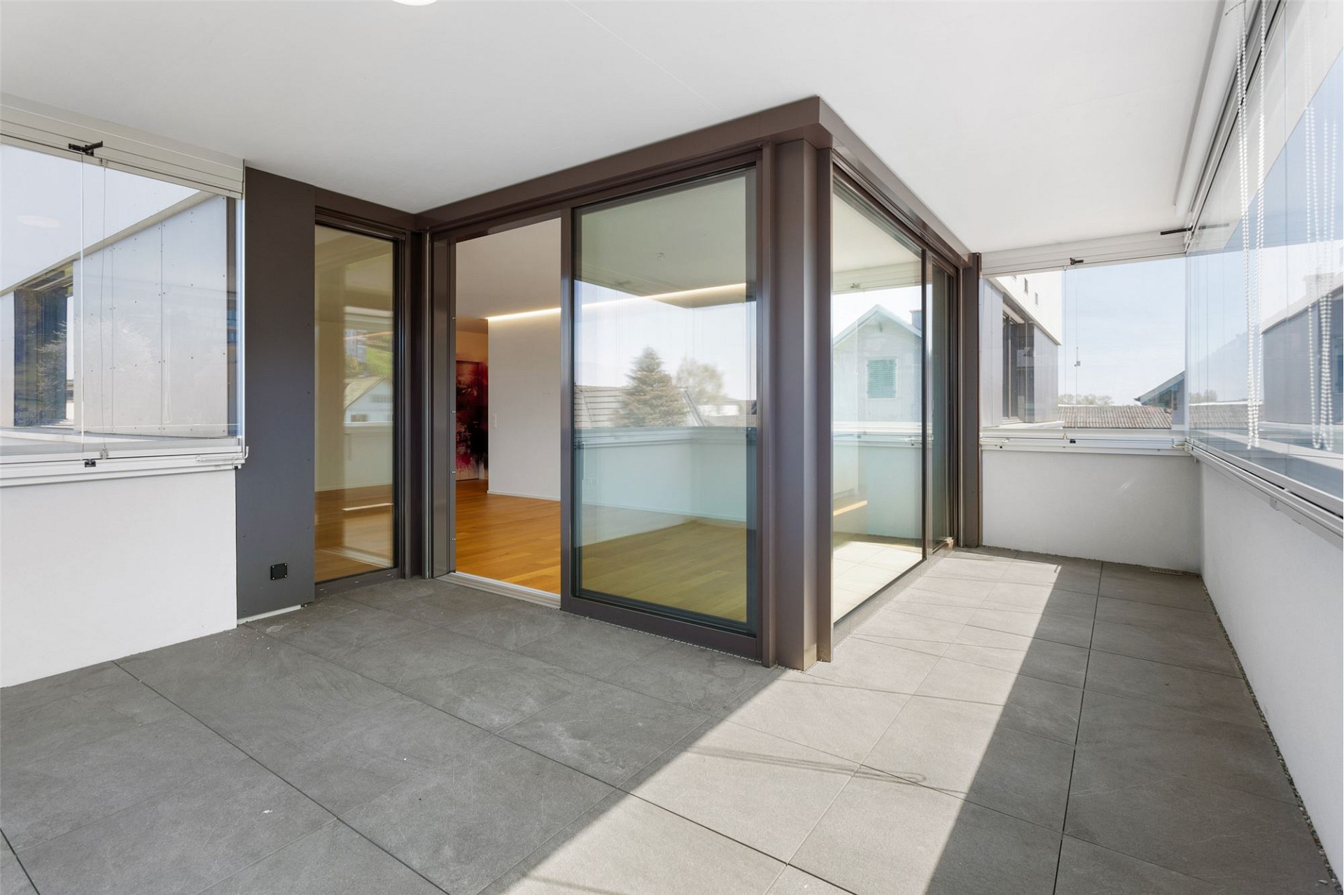 Moderne Terrasse mit verglastem Übergang